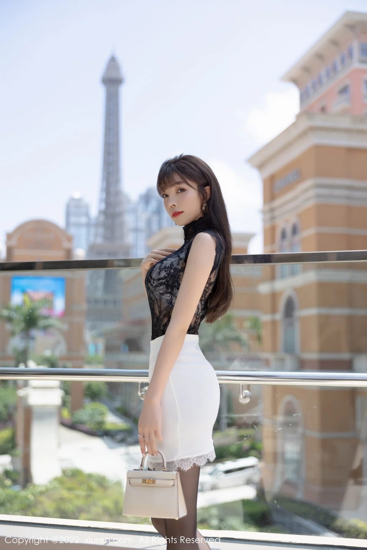 [[XiuRen秀人网]秀人网]No.5220_女神芝芝Booty厦门旅拍私房浅灰蕾丝内衣配超薄黑丝诱惑写真100P
