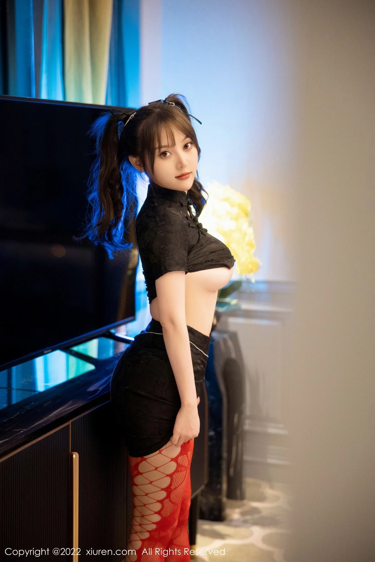 [[XiuRen秀人网]秀人网]No.5225_模特豆瓣酱黑色短旗袍半脱露红色网格丝袜秀丰满身材诱惑写真74P
