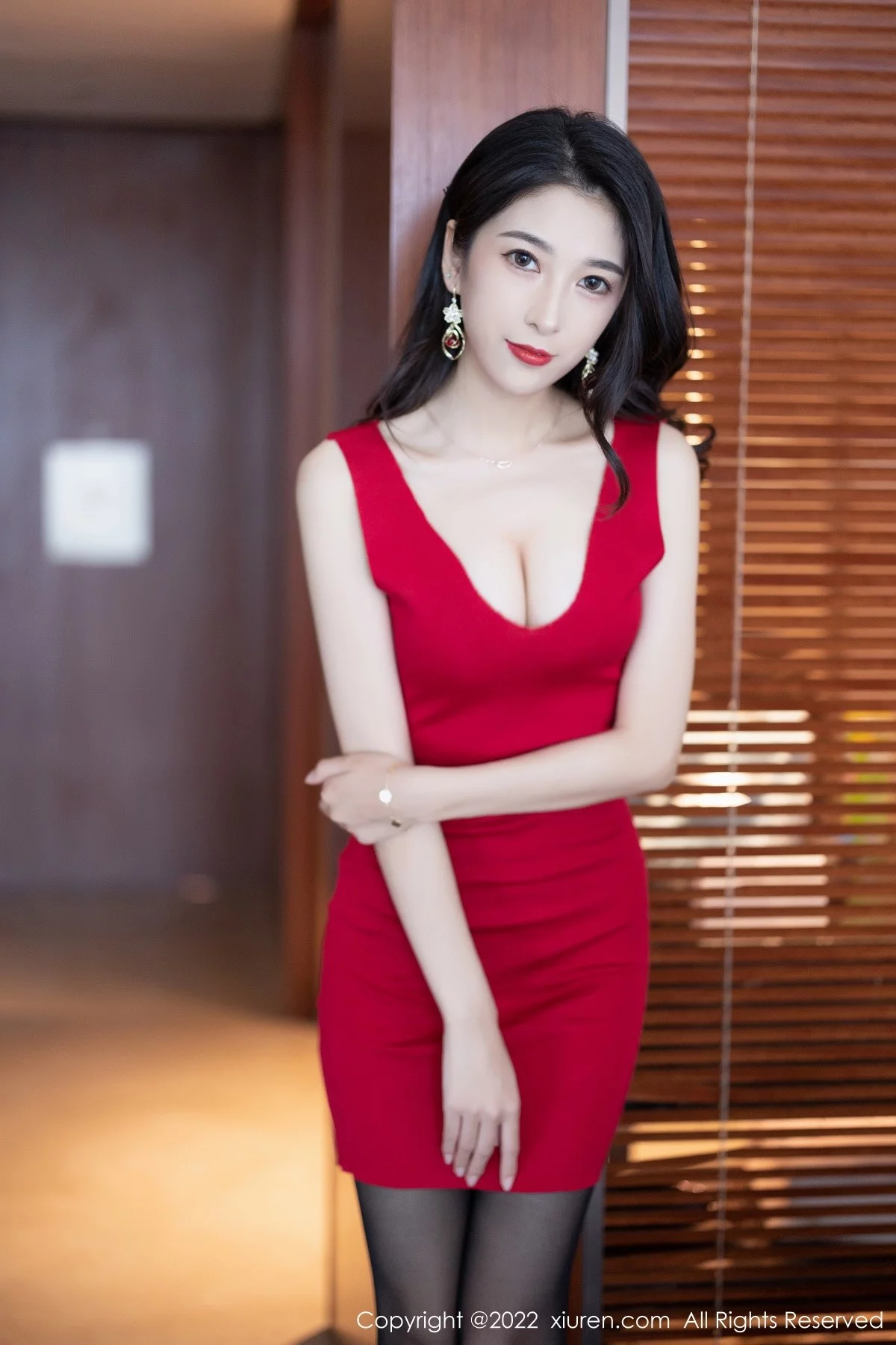 [[XiuRen秀人网]秀人网]No.5223_模特林乐一私房性感红色连衣裙配超薄黑丝秀曼妙身姿诱惑写真80P