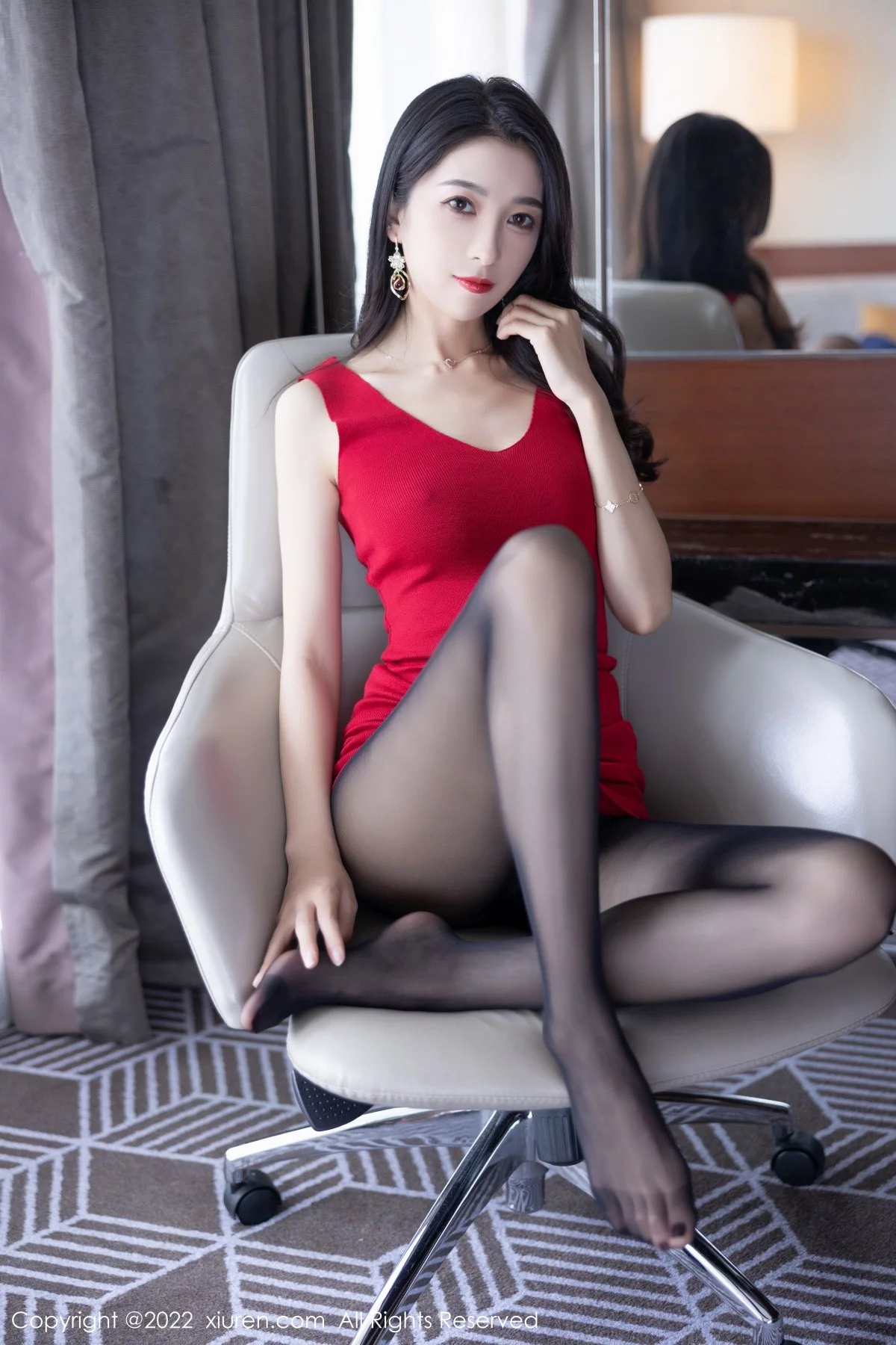 [[XiuRen秀人网]秀人网]No.5223_模特林乐一私房性感红色连衣裙配超薄黑丝秀曼妙身姿诱惑写真80P