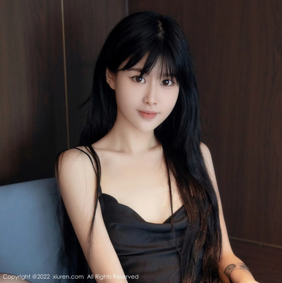 [[XiuRen秀人网]秀人网]No.5228_模特77qiqi私房性感黑色吊带连衣裙配黑丝袜秀翘臀美腿诱惑写真67P