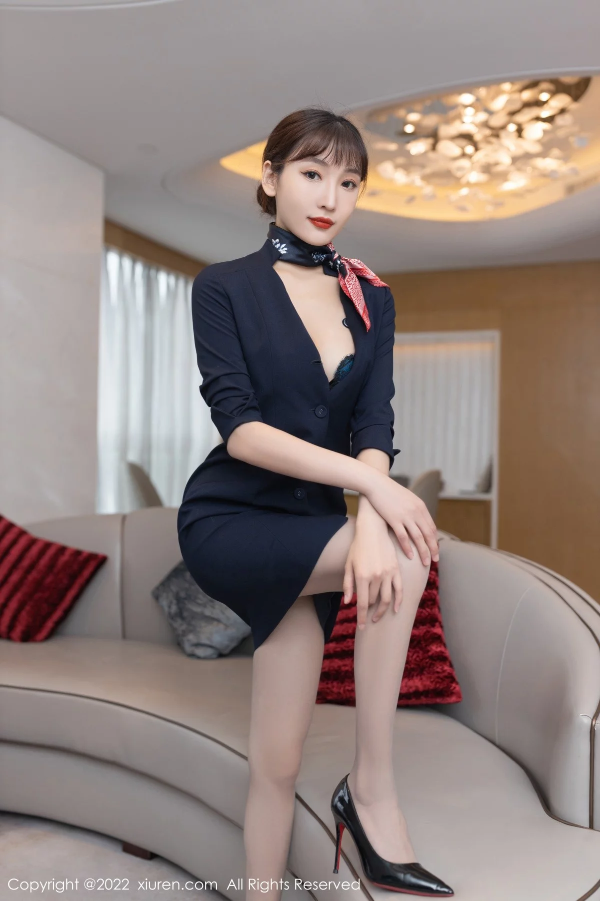 [[XiuRen秀人网]秀人网]No.5245_模特陆萱萱广州-云南旅拍脱深蓝色空姐制服露蕾丝内衣诱惑写真73P