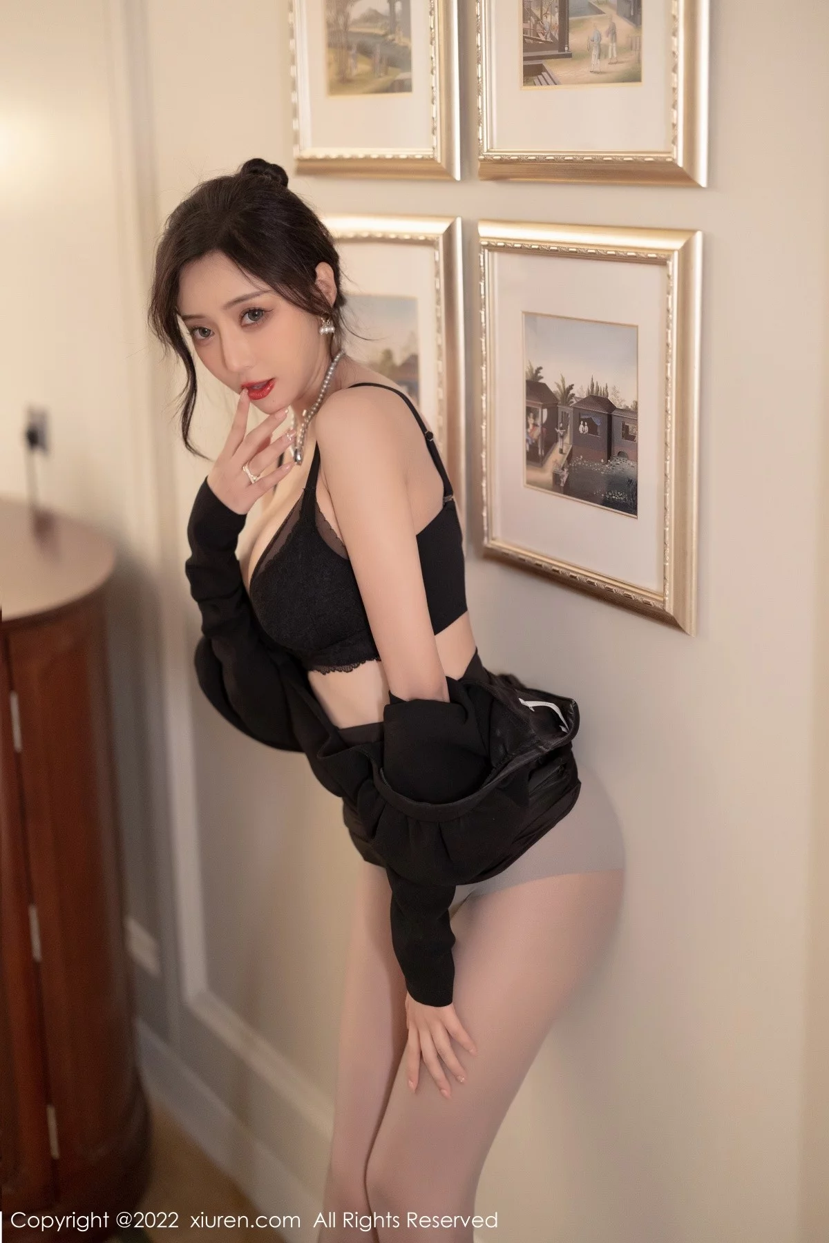 [[XiuRen秀人网]秀人网]No.5251_女神王馨瑶yanni厦门旅拍脱连衣裙露性感黑色蕾丝内衣诱惑写真86P