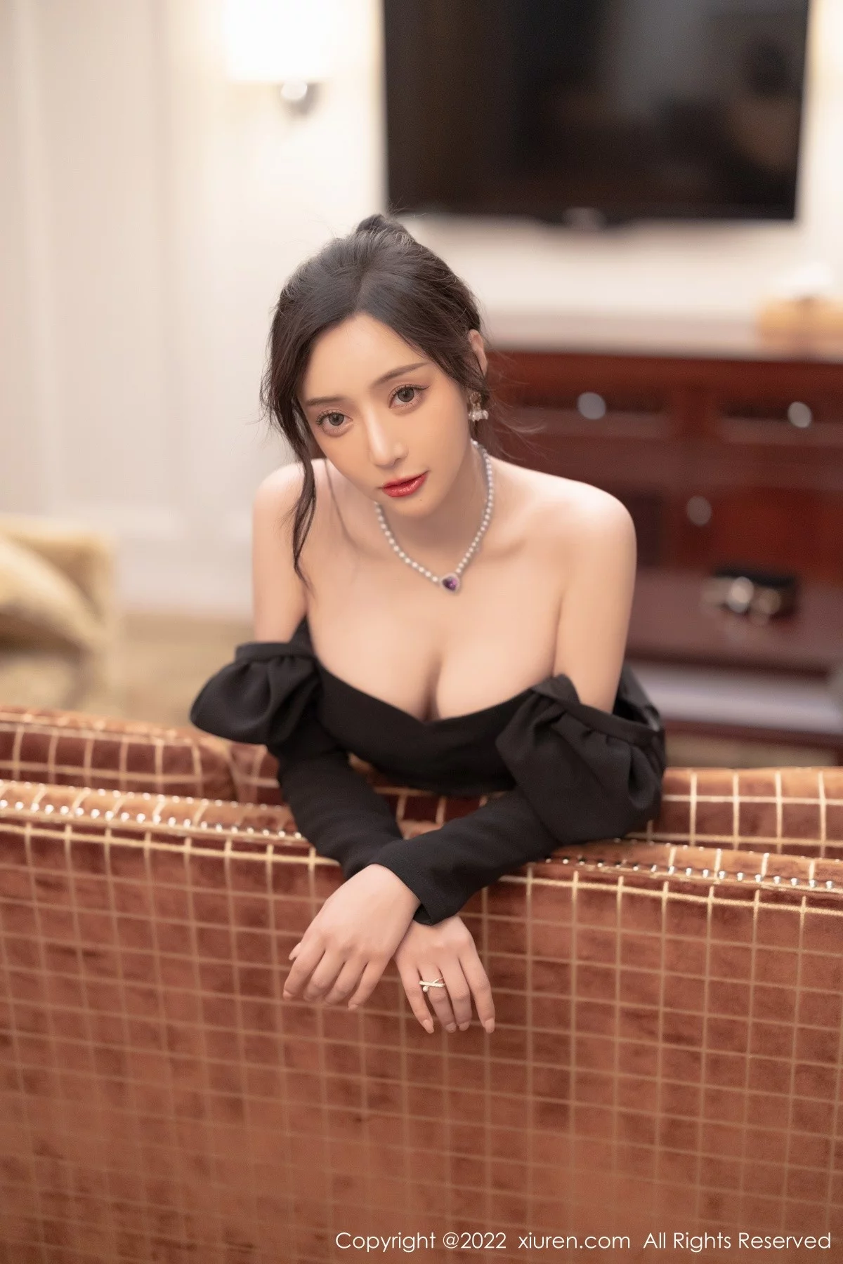 [[XiuRen秀人网]秀人网]No.5251_女神王馨瑶yanni厦门旅拍脱连衣裙露性感黑色蕾丝内衣诱惑写真86P