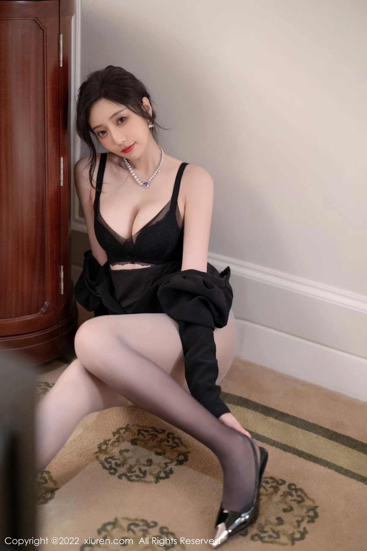 [[XiuRen秀人网]秀人网]No.5251_女神王馨瑶yanni厦门旅拍脱连衣裙露性感黑色蕾丝内衣诱惑写真86P