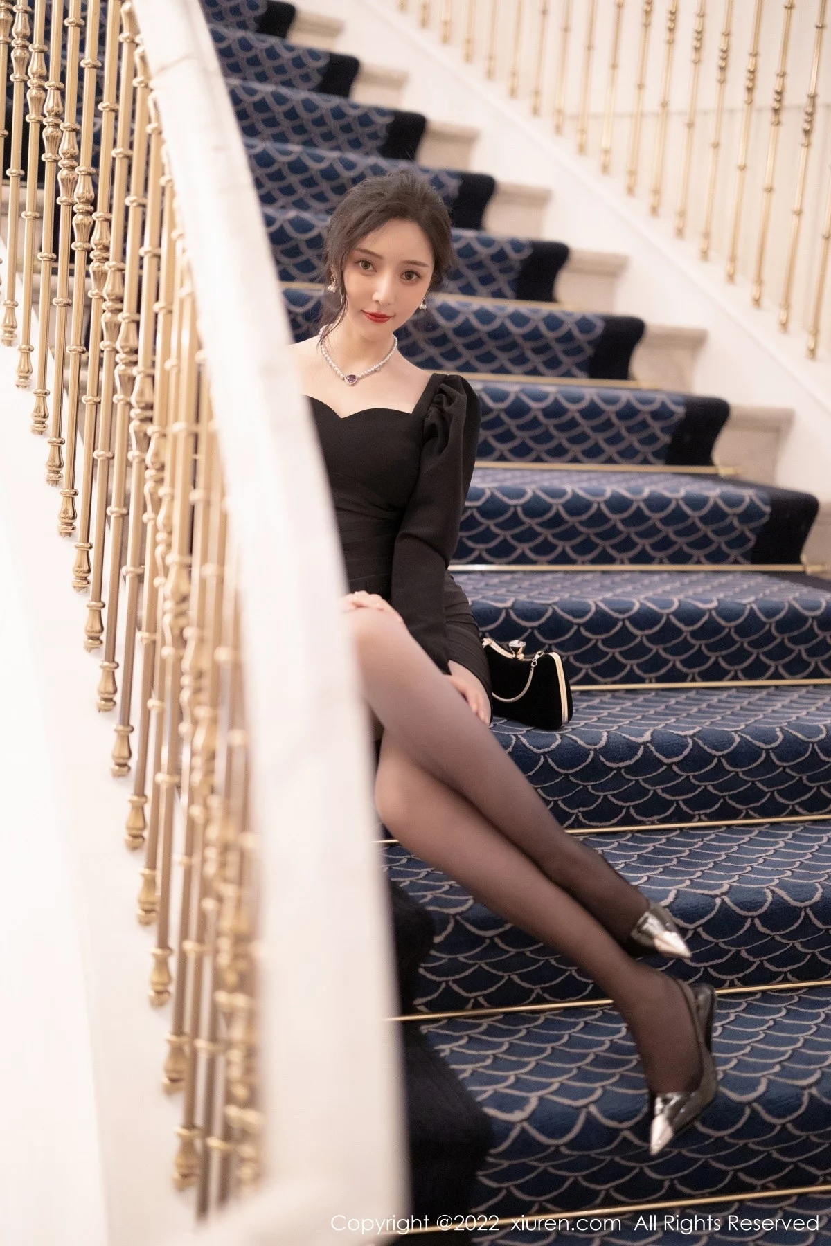 [[XiuRen秀人网]秀人网]No.5251_女神王馨瑶yanni厦门旅拍脱连衣裙露性感黑色蕾丝内衣诱惑写真86P