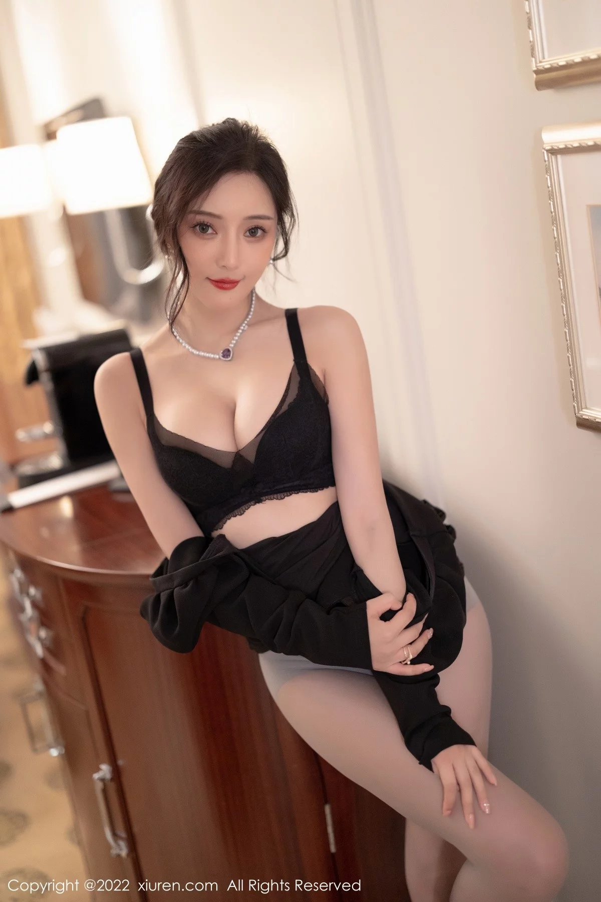 [[XiuRen秀人网]秀人网]No.5251_女神王馨瑶yanni厦门旅拍脱连衣裙露性感黑色蕾丝内衣诱惑写真86P