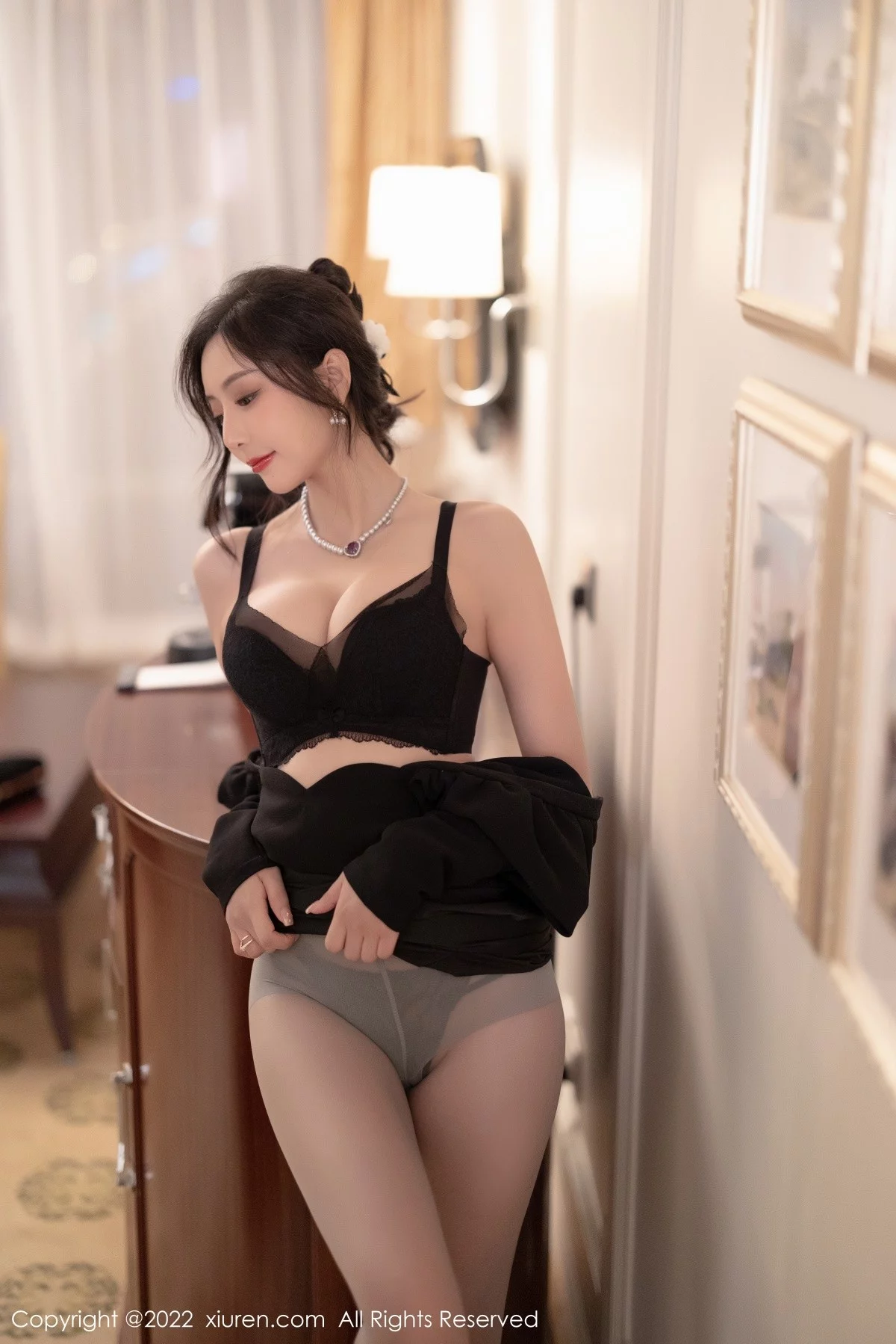 [[XiuRen秀人网]秀人网]No.5251_女神王馨瑶yanni厦门旅拍脱连衣裙露性感黑色蕾丝内衣诱惑写真86P