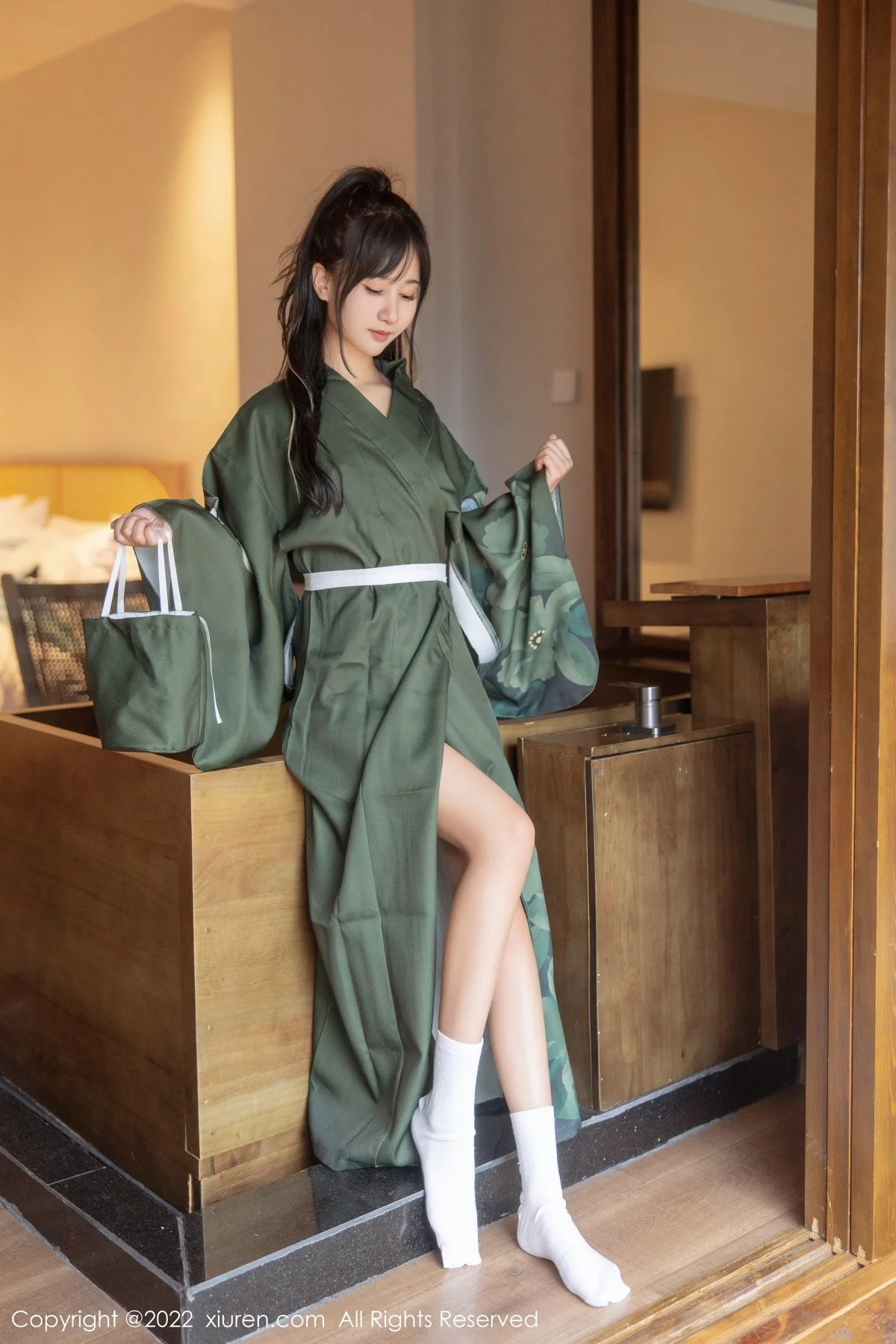 [[XiuRen秀人网]秀人网]No.5256_女神小果冻儿大理旅拍私房暗绿色真空和服秀完美身材诱惑写真85P