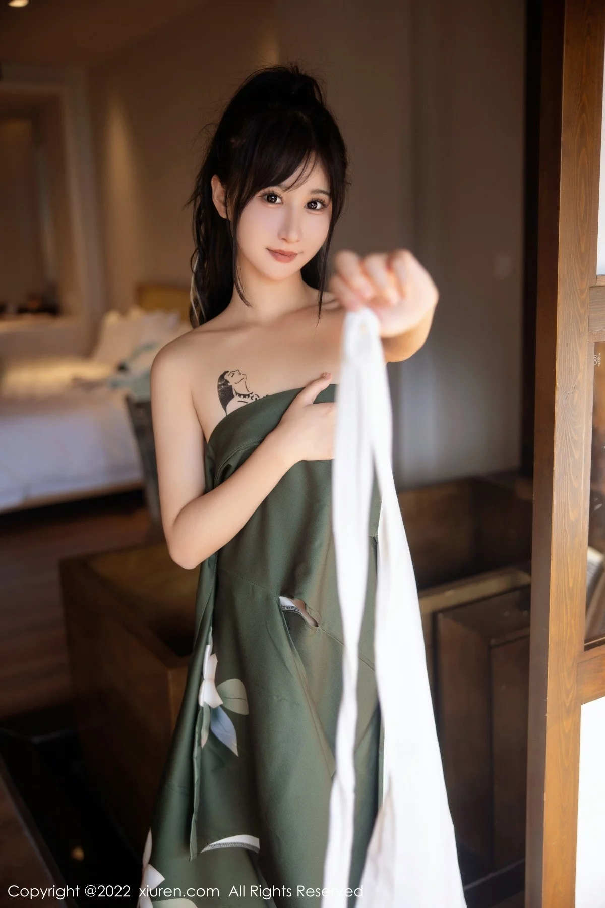 [[XiuRen秀人网]秀人网]No.5256_女神小果冻儿大理旅拍私房暗绿色真空和服秀完美身材诱惑写真85P