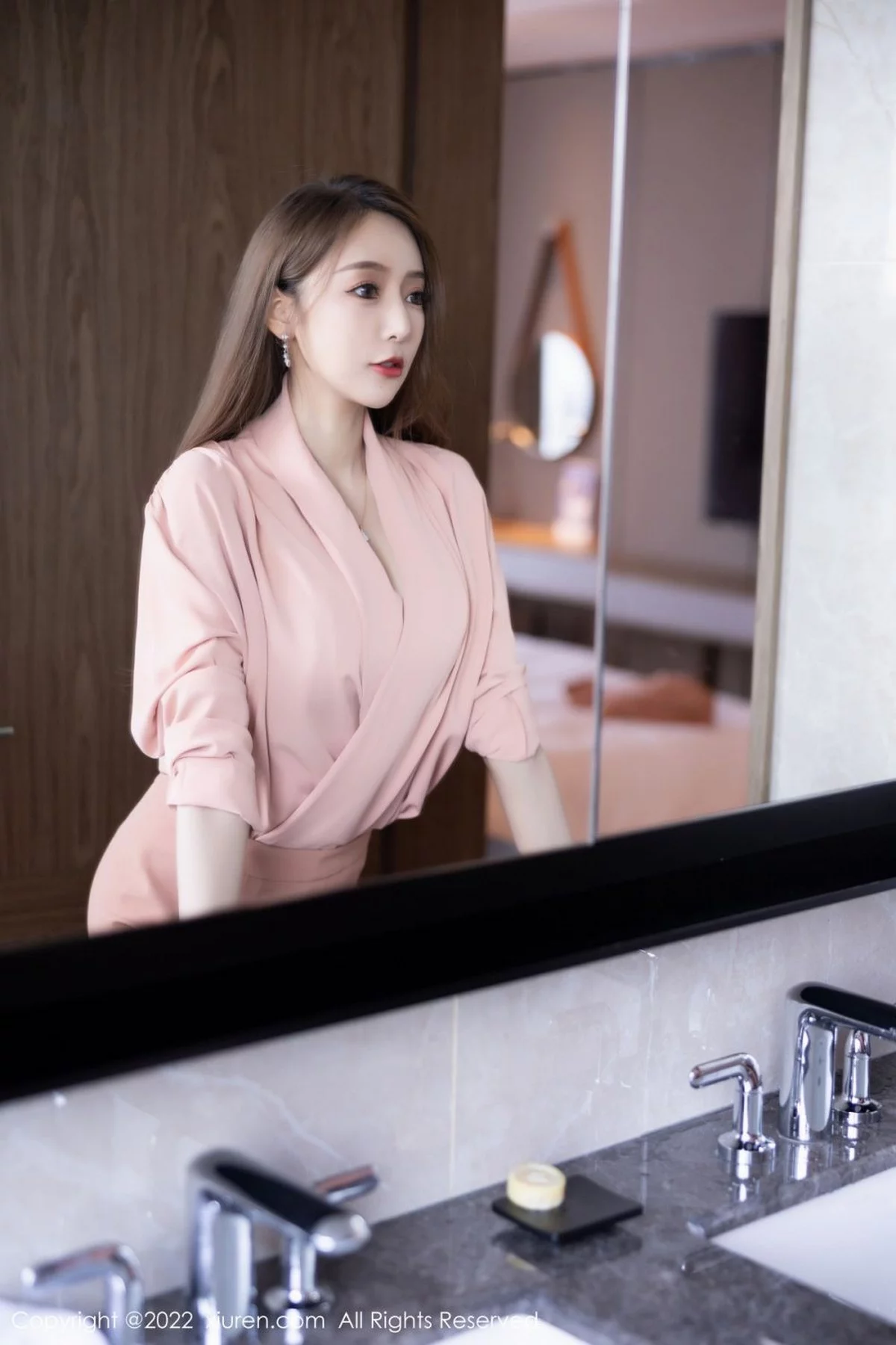[[XiuRen秀人网]秀人网]No.5257_女神王馨瑶yanni粉色套装半脱露黑色蕾丝内衣超薄肉丝诱惑写真86P