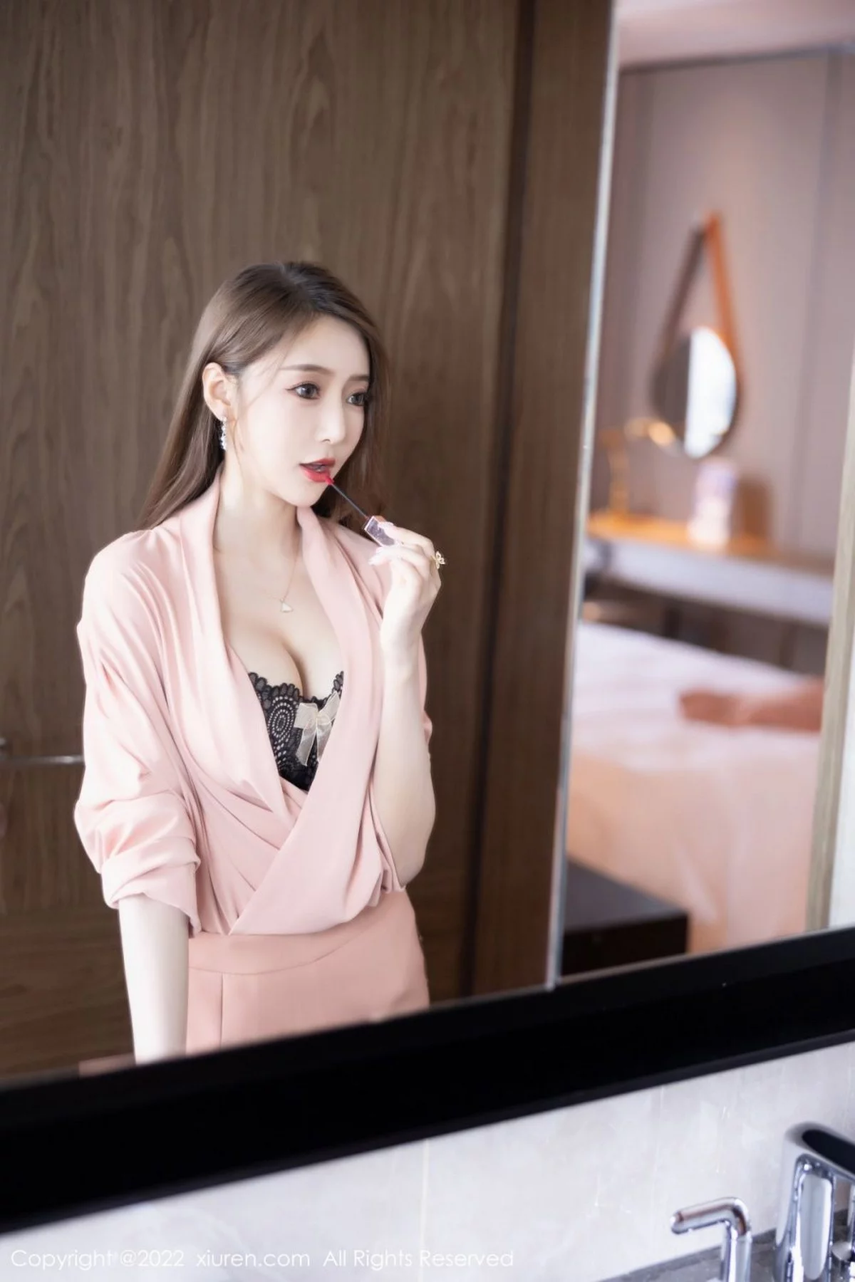 [[XiuRen秀人网]秀人网]No.5257_女神王馨瑶yanni粉色套装半脱露黑色蕾丝内衣超薄肉丝诱惑写真86P