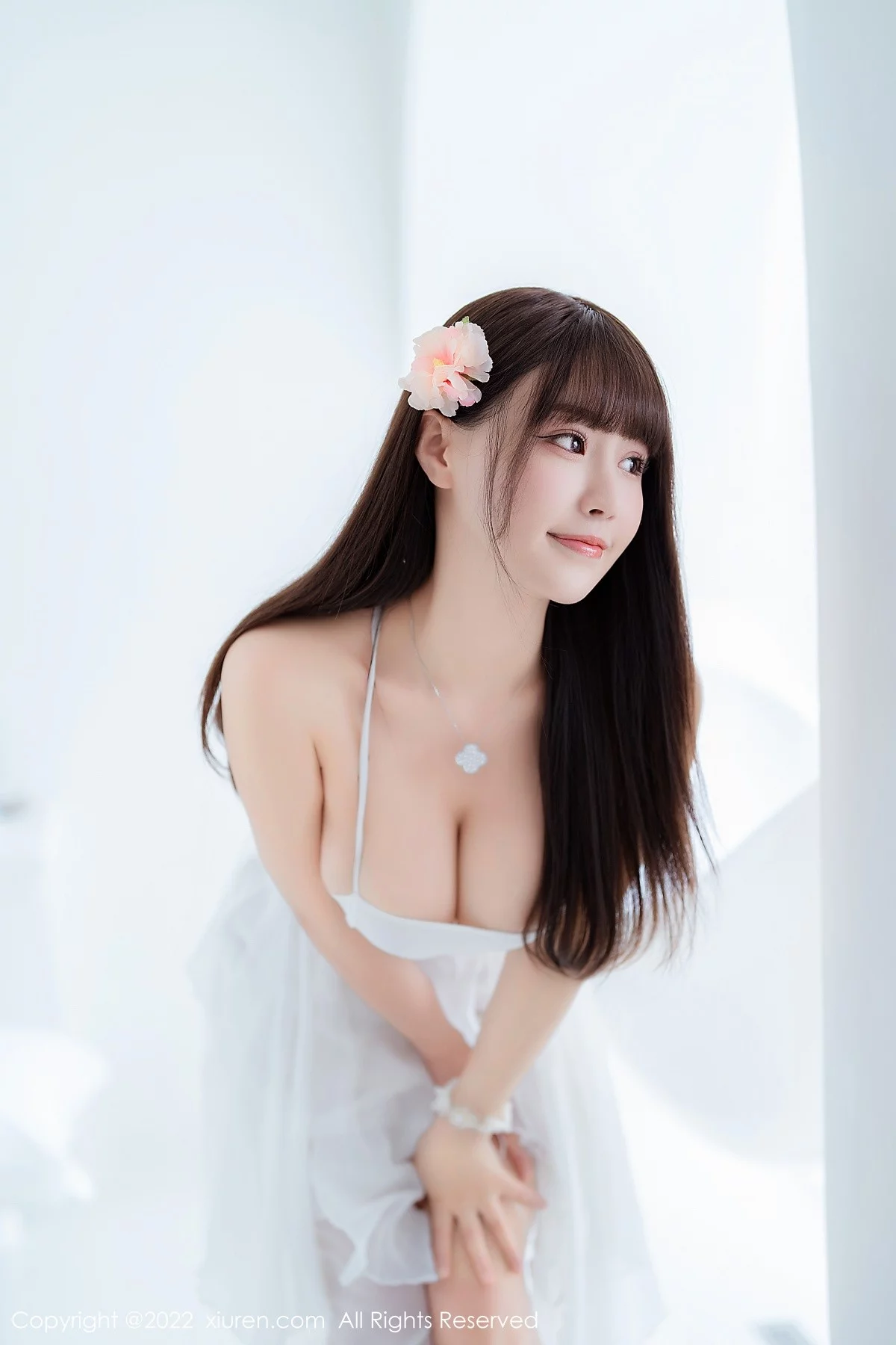 [[XiuRen秀人网]秀人网]No.5261_女神朱可儿Flora大理旅拍白色露肩吊带裙配白丝袜丰满诱惑写真114P