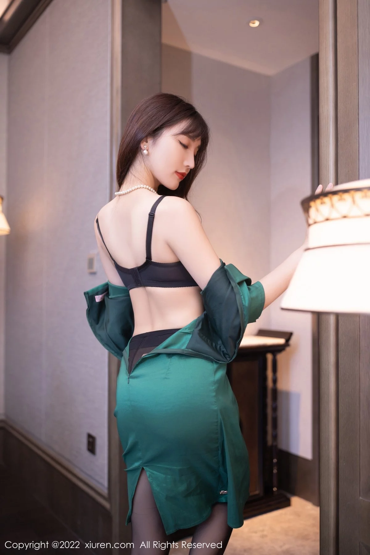 [[XiuRen秀人网]秀人网]No.5278_模特陆萱萱广州-云南旅拍绿色礼裙露蕾丝内衣超薄黑丝诱惑写真70P