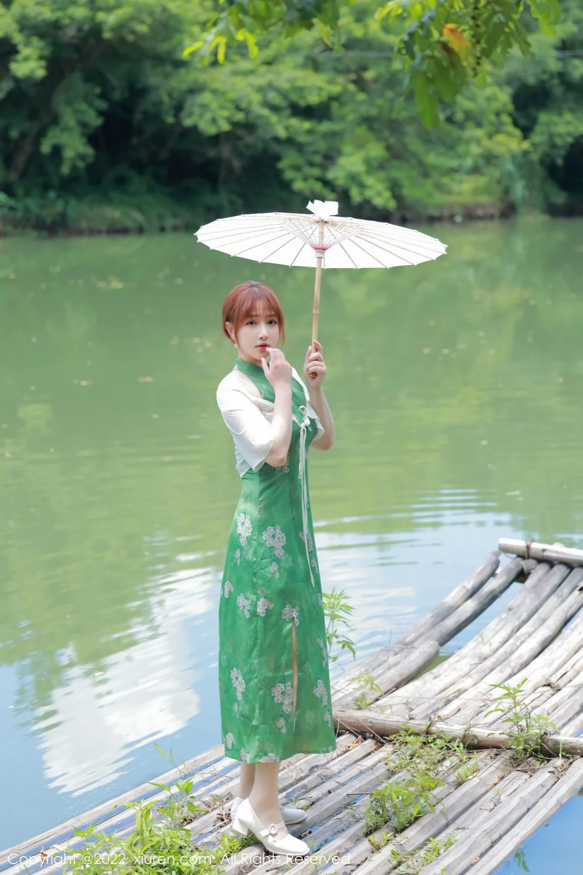 [[XiuRen秀人网]秀人网]No.5276_模特养乐多DoDo江边场景性感绿色旗袍配超薄肉丝迷人诱惑写真51P