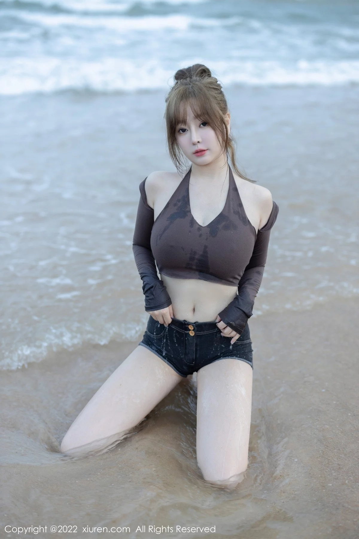 [[XiuRen秀人网]秀人网]No.5281_女神王雨纯海南万宁旅拍性感收身衣配短裤秀曼妙身材诱惑写真58P