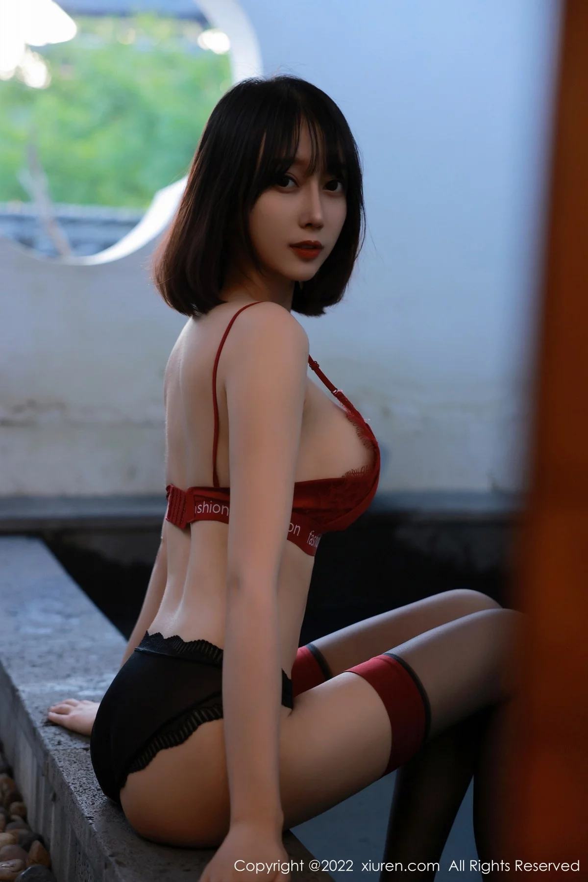 [[XiuRen秀人网]秀人网]No.5283_模特玥儿玥er澳门旅拍半脱露红色蕾丝内衣秀完美身材诱惑写真52P