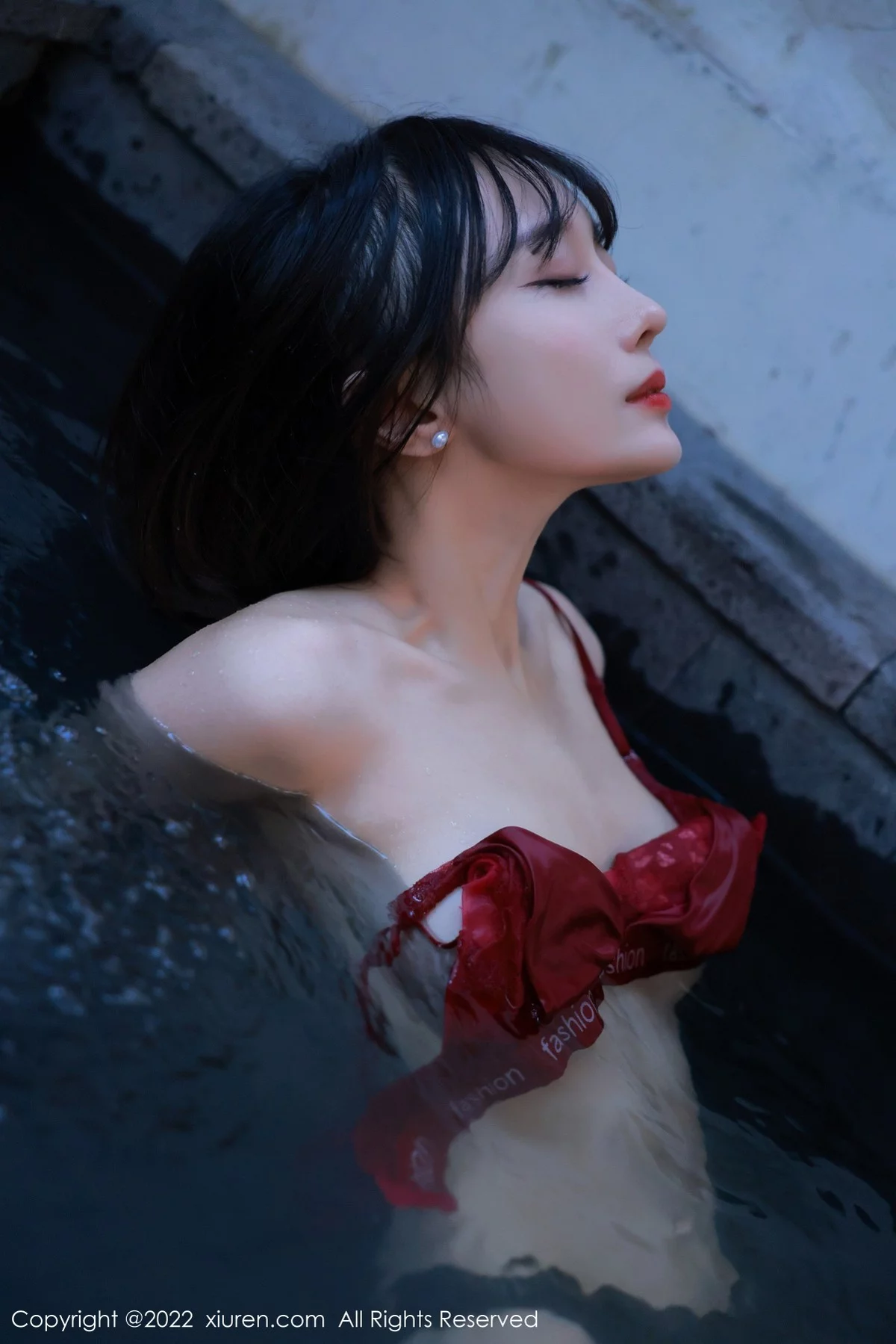 [[XiuRen秀人网]秀人网]No.5283_模特玥儿玥er澳门旅拍半脱露红色蕾丝内衣秀完美身材诱惑写真52P
