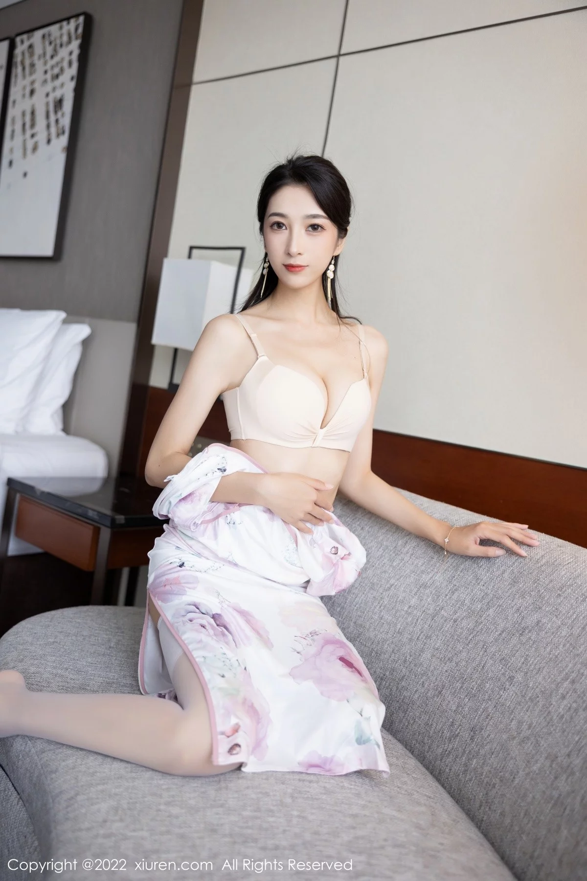 [[XiuRen秀人网]秀人网]No.5290_模特林乐一私房脱白色轻透旗袍露性感内衣白丝吊袜诱惑写真74P
