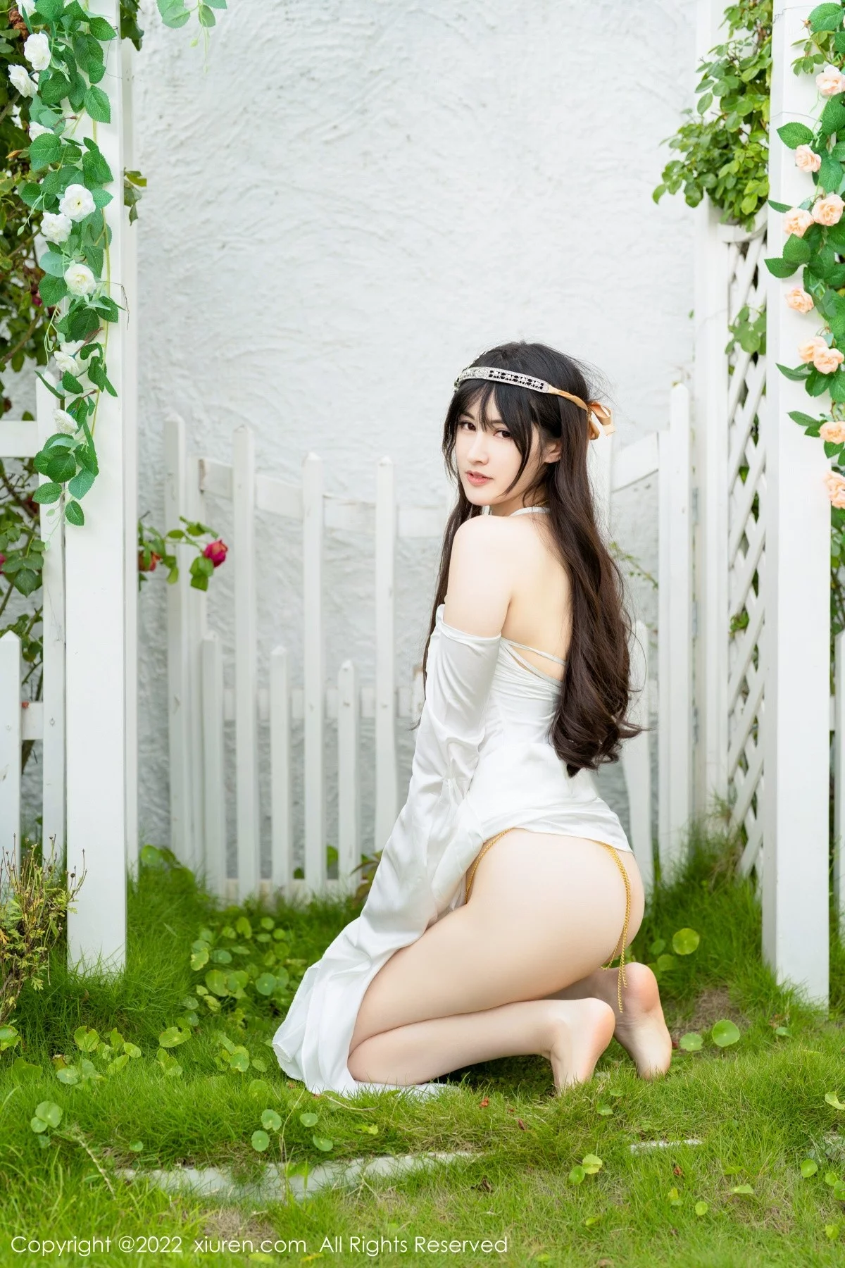[[XiuRen秀人网]秀人网]No.5288_模特诗诗kiki大理旅拍白色露肩长裙秀诱人金色内衣惹火诱惑写真59P