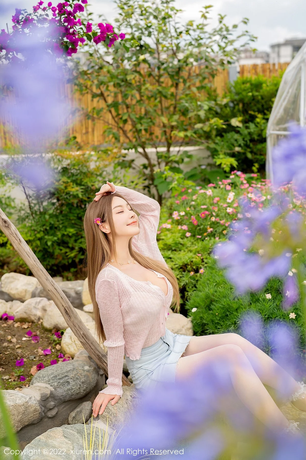 [[XiuRen秀人网]秀人网]No.5295_女神朱可儿Flora大理旅拍粉色上衣配超薄无内肉丝撩人诱惑写真71P