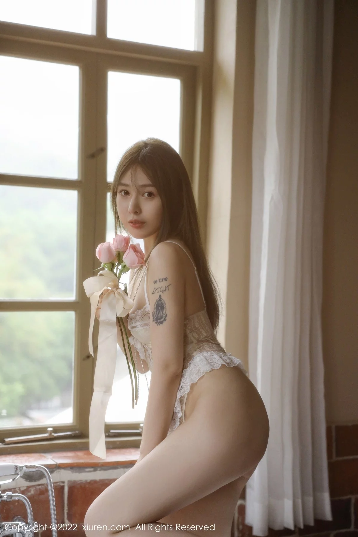 [[XiuRen秀人网]秀人网]No.5175_女神Evelyn艾莉杭州旅拍私房米色轻透薄纱秀惹火身材诱惑写真43P