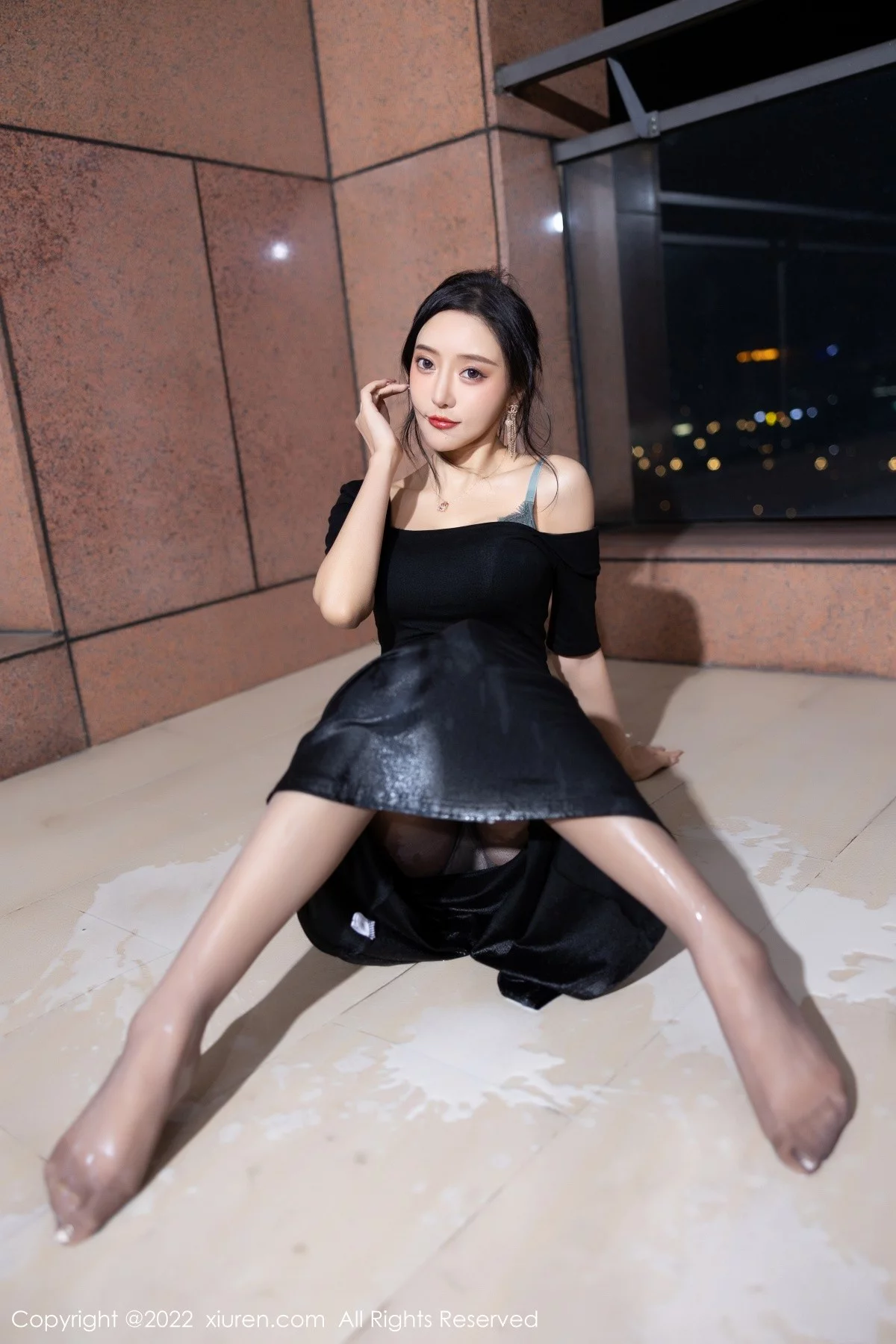 [[XiuRen秀人网]秀人网]No.5187_女神王馨瑶yanni半脱连衣裙露性感蕾丝内衣秀完美身材诱惑写真60P
