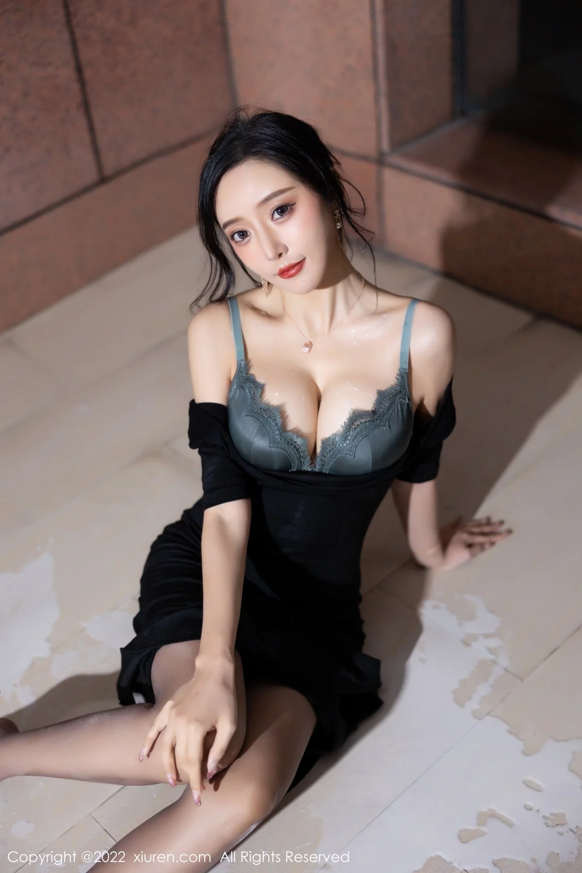 [[XiuRen秀人网]秀人网]No.5187_女神王馨瑶yanni半脱连衣裙露性感蕾丝内衣秀完美身材诱惑写真60P