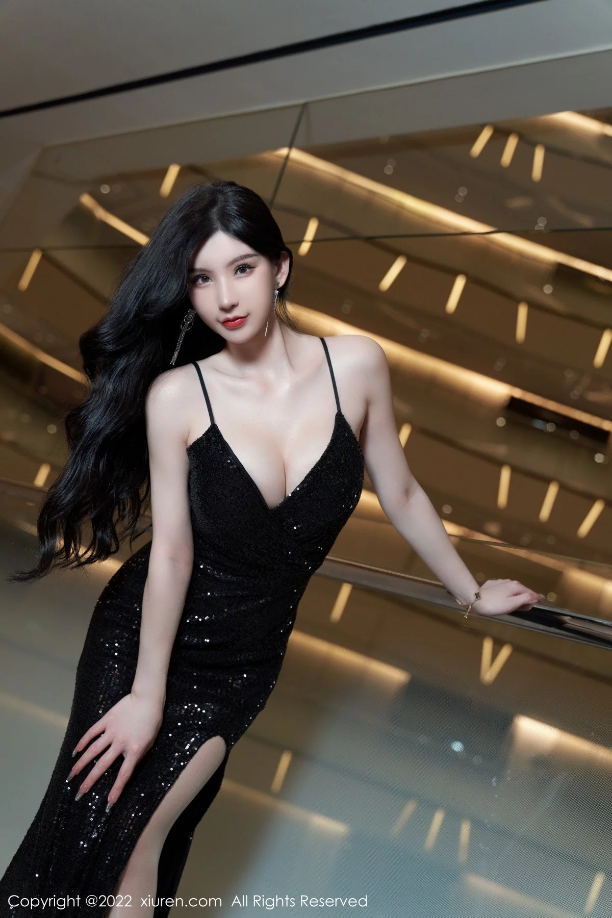 [[XiuRen秀人网]秀人网]No.5190_女神周于希Sally心愿旅拍黑色闪亮吊带长裙配超薄肉丝诱惑写真90P