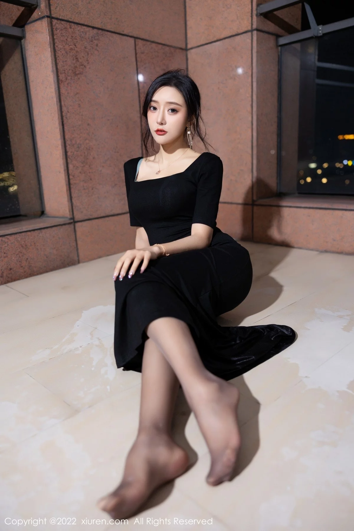[[XiuRen秀人网]秀人网]No.5187_女神王馨瑶yanni半脱连衣裙露性感蕾丝内衣秀完美身材诱惑写真60P