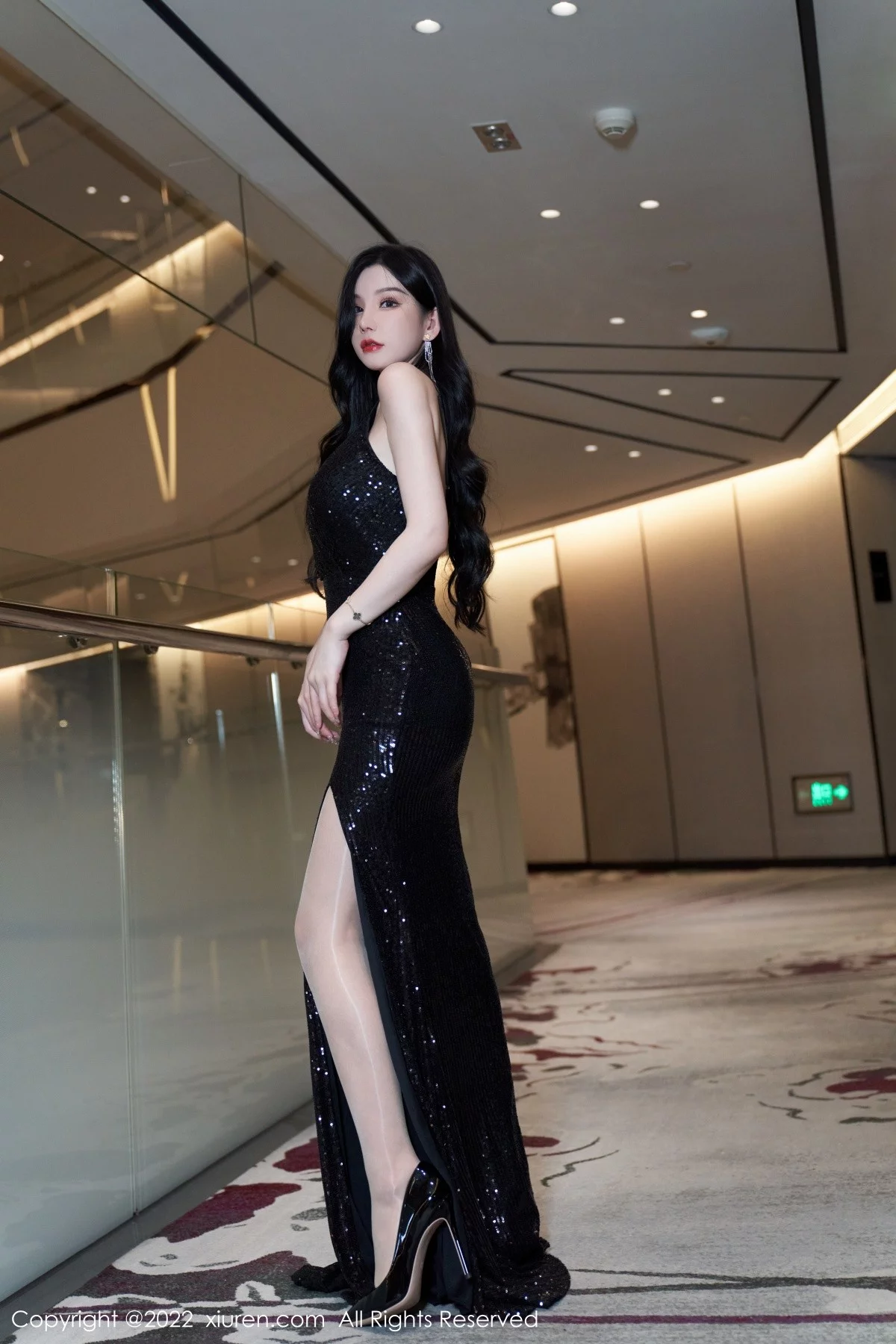 [[XiuRen秀人网]秀人网]No.5190_女神周于希Sally心愿旅拍黑色闪亮吊带长裙配超薄肉丝诱惑写真90P