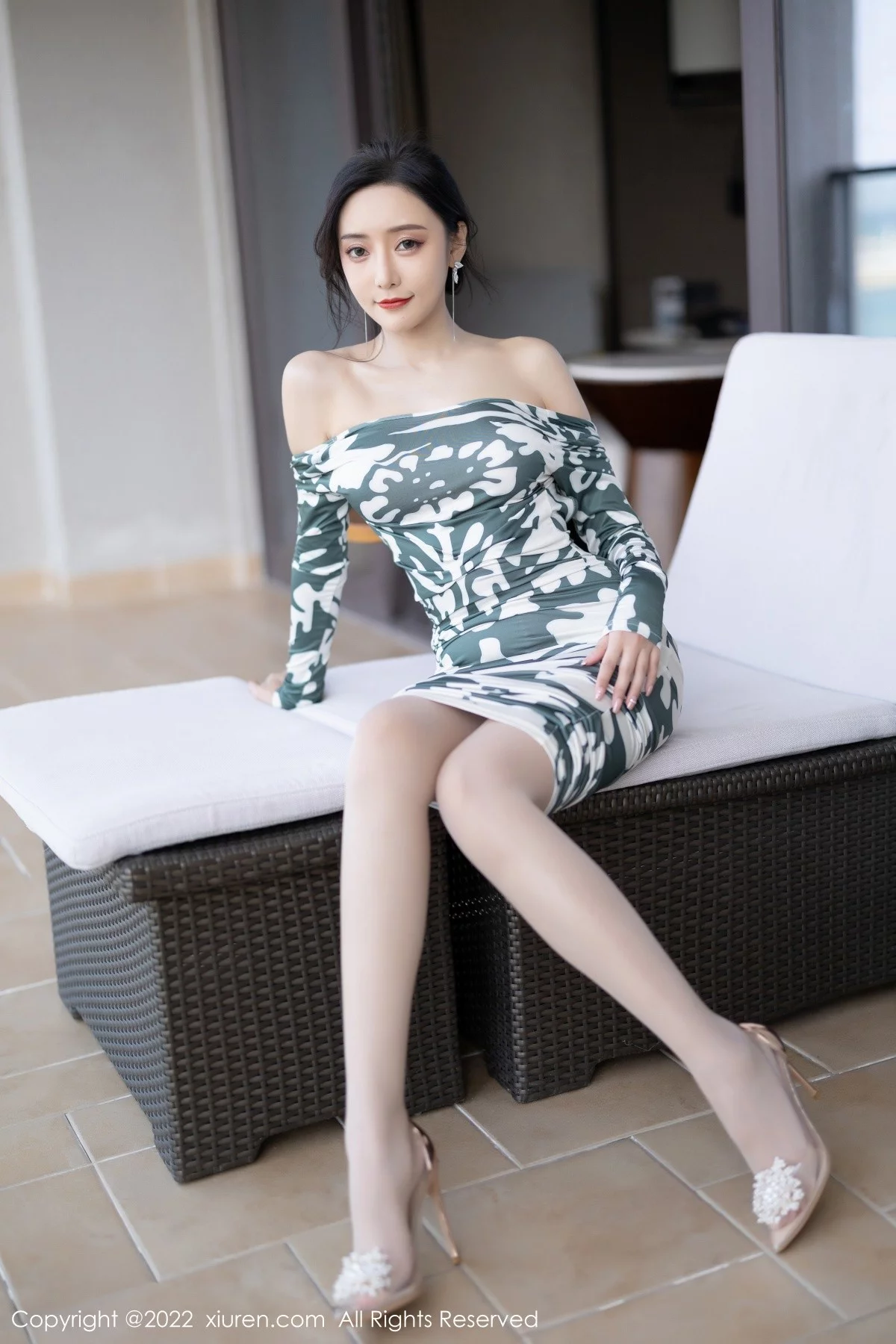 [[XiuRen秀人网]秀人网]No.5194_女神王馨瑶yanni厦门旅拍脱紧身连衣裙露灰色蕾丝内衣诱惑写真90P