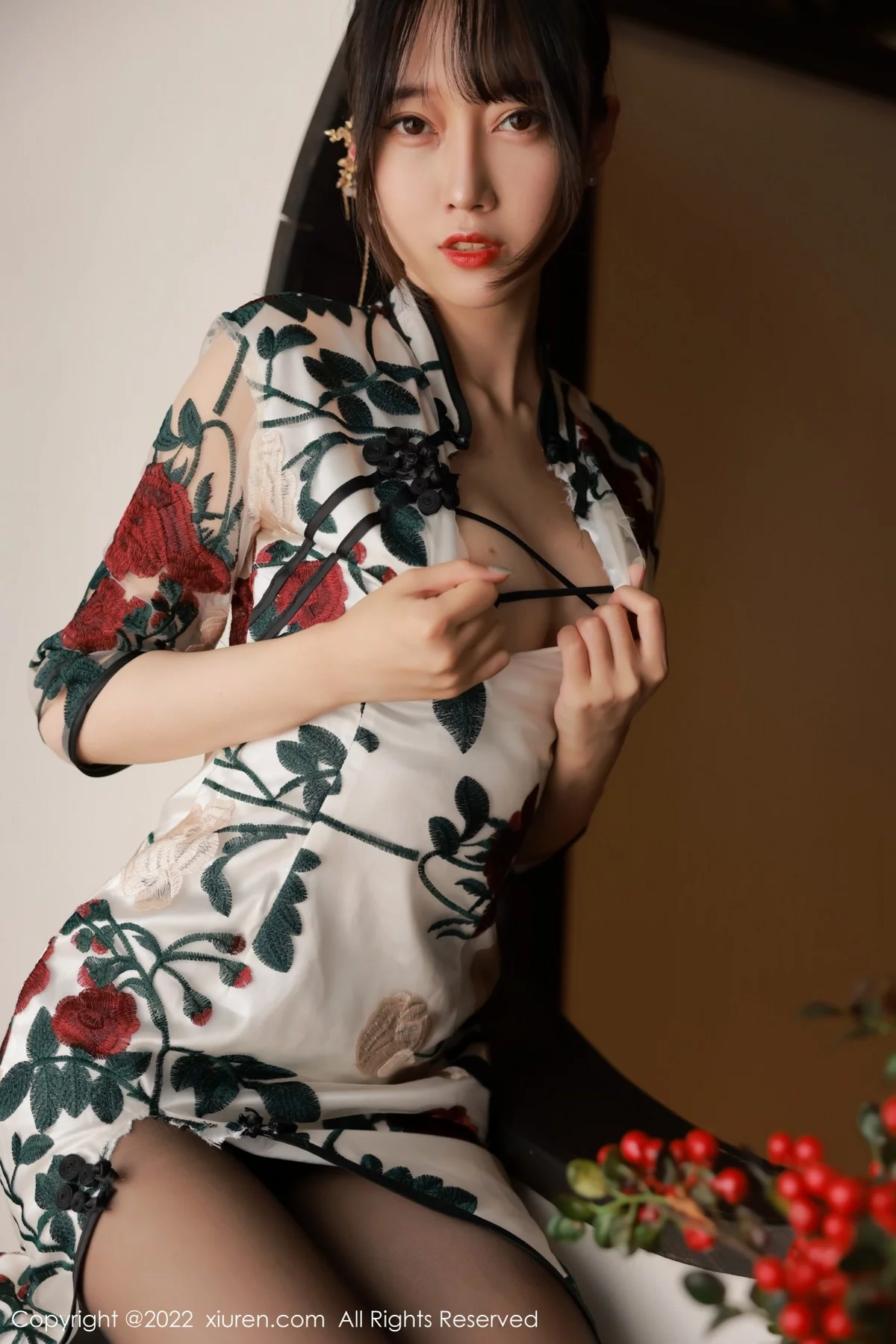 [[XiuRen秀人网]秀人网]No.5199_模特玥儿玥er澳门旅拍半脱露黑色轻透内衣配超薄黑丝诱惑写真77P