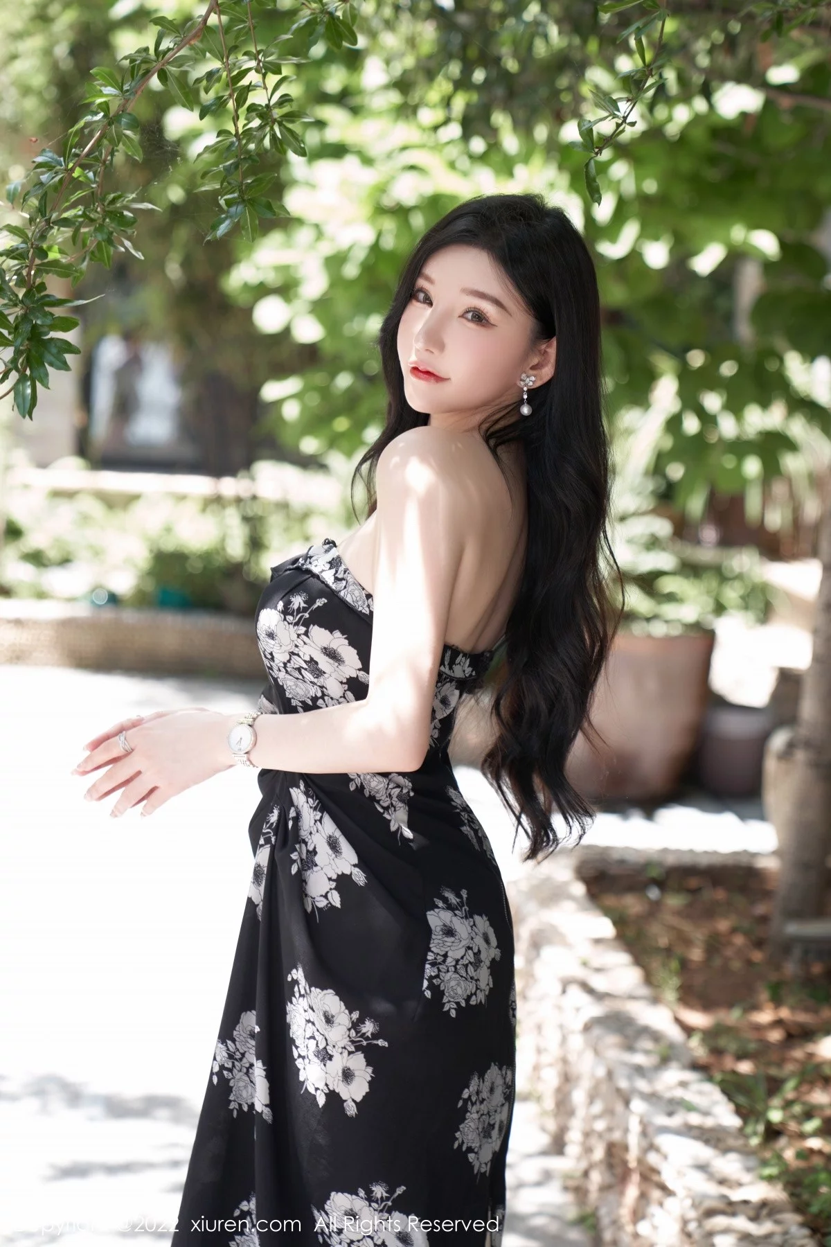 [[XiuRen秀人网]秀人网]No.5307_女神周于希Sally心愿旅拍黑色露肩连衣长裙秀完美身材诱惑写真90P