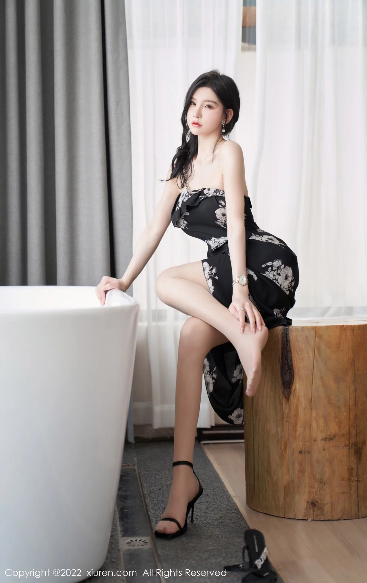 [[XiuRen秀人网]秀人网]No.5307_女神周于希Sally心愿旅拍黑色露肩连衣长裙秀完美身材诱惑写真90P