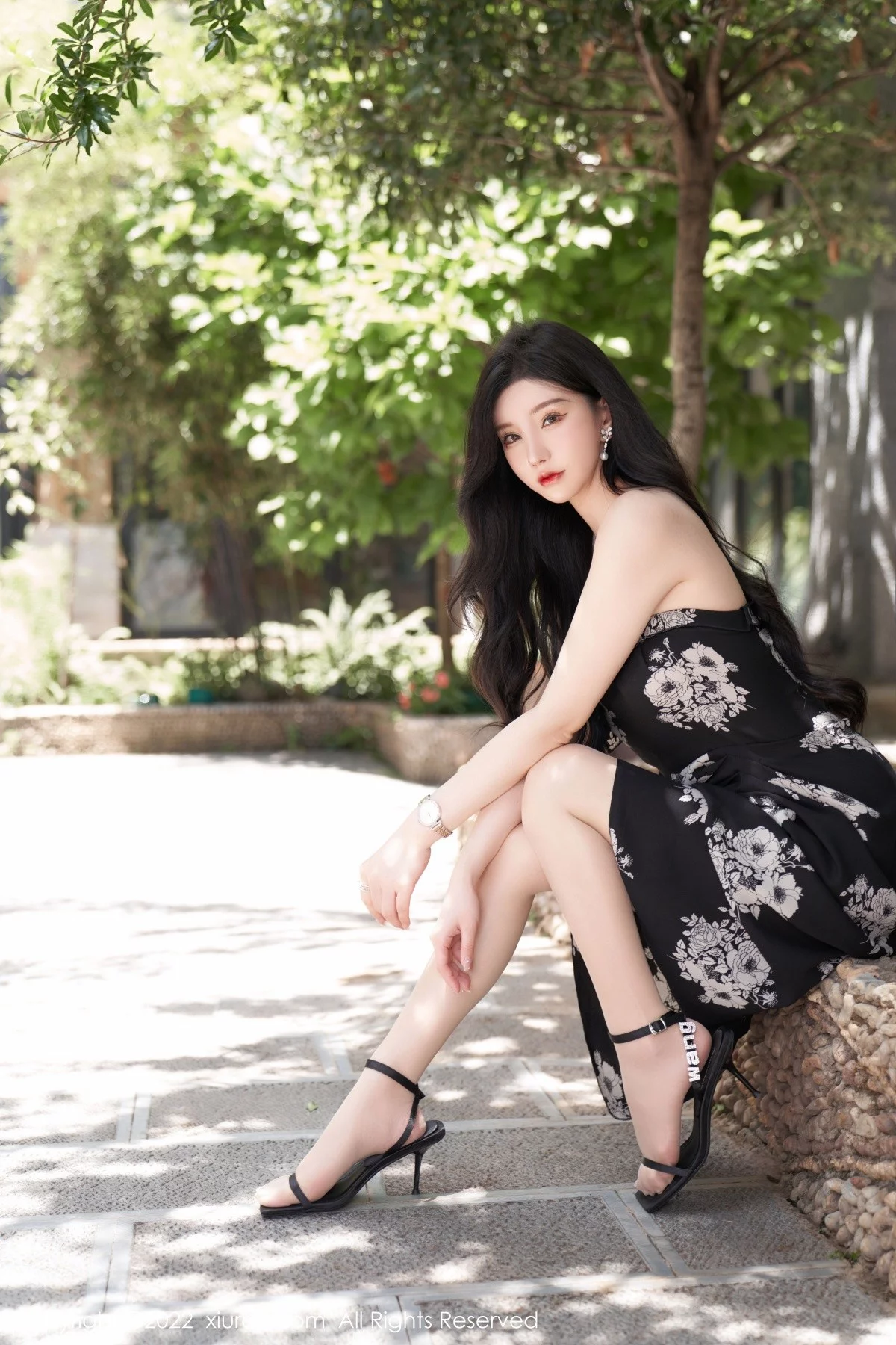 [[XiuRen秀人网]秀人网]No.5307_女神周于希Sally心愿旅拍黑色露肩连衣长裙秀完美身材诱惑写真90P