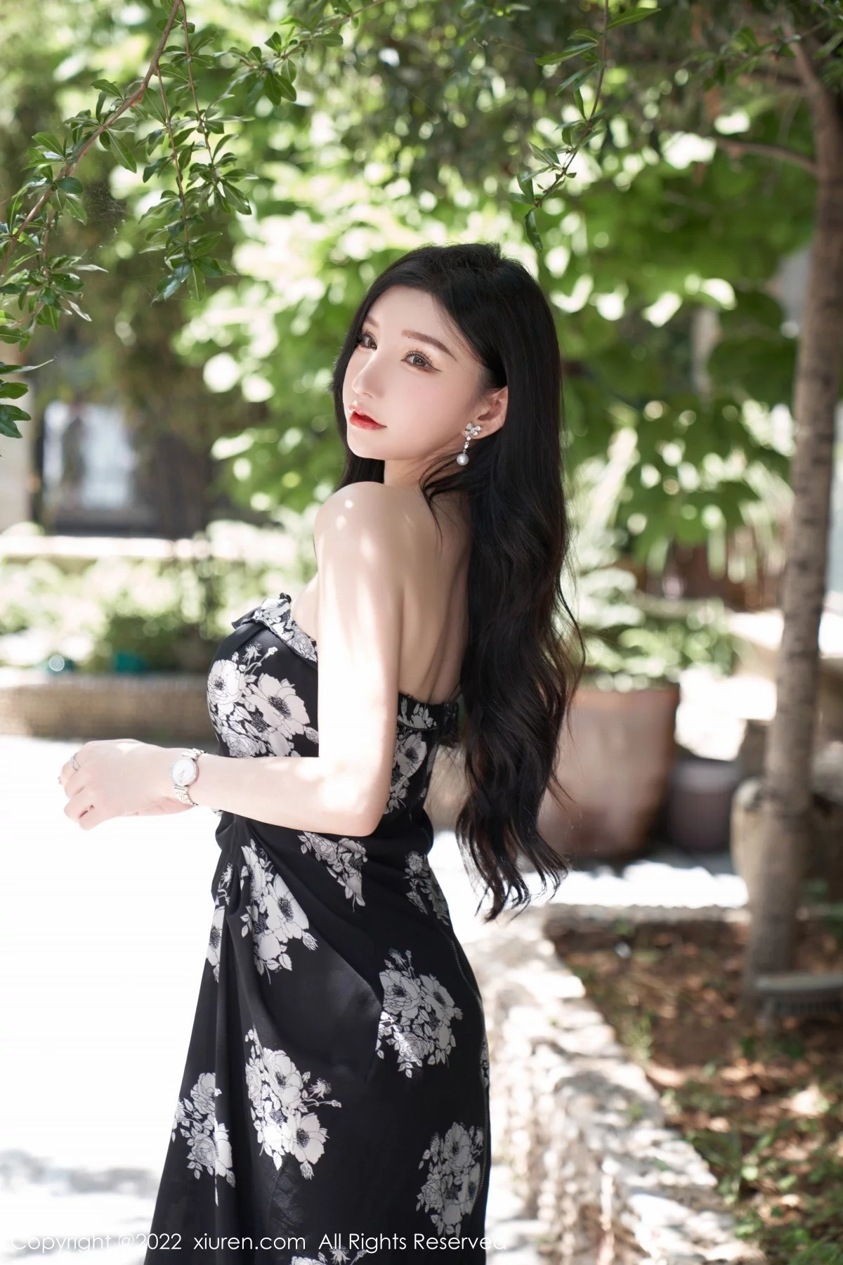 [[XiuRen秀人网]秀人网]No.5307_女神周于希Sally心愿旅拍黑色露肩连衣长裙秀完美身材诱惑写真90P