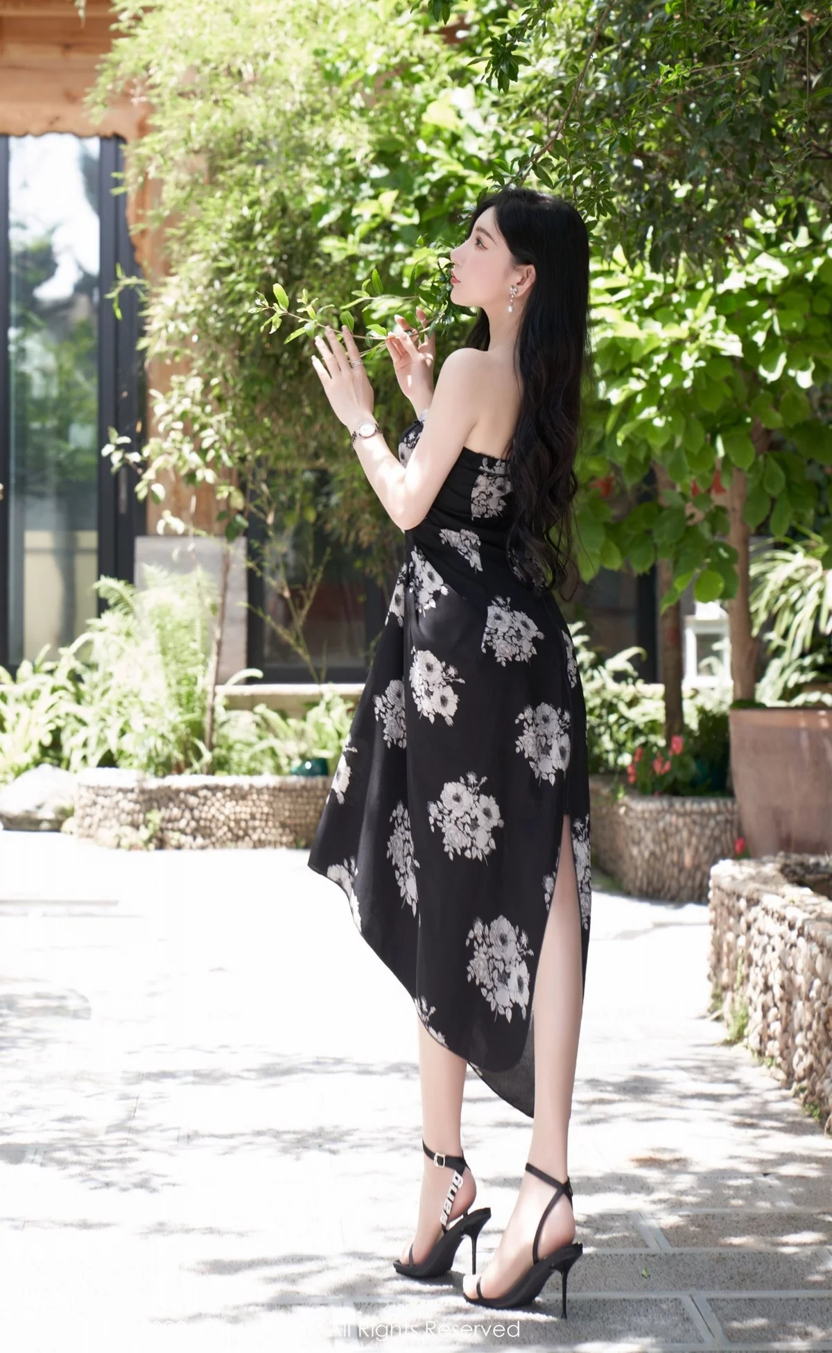 [[XiuRen秀人网]秀人网]No.5307_女神周于希Sally心愿旅拍黑色露肩连衣长裙秀完美身材诱惑写真90P
