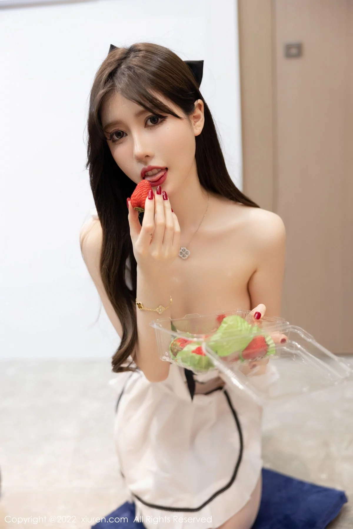 [[XiuRen秀人网]秀人网]No.5306_模特美桃酱海南心愿旅拍粉色收身衣+私房白色女仆性感迷人写真73P