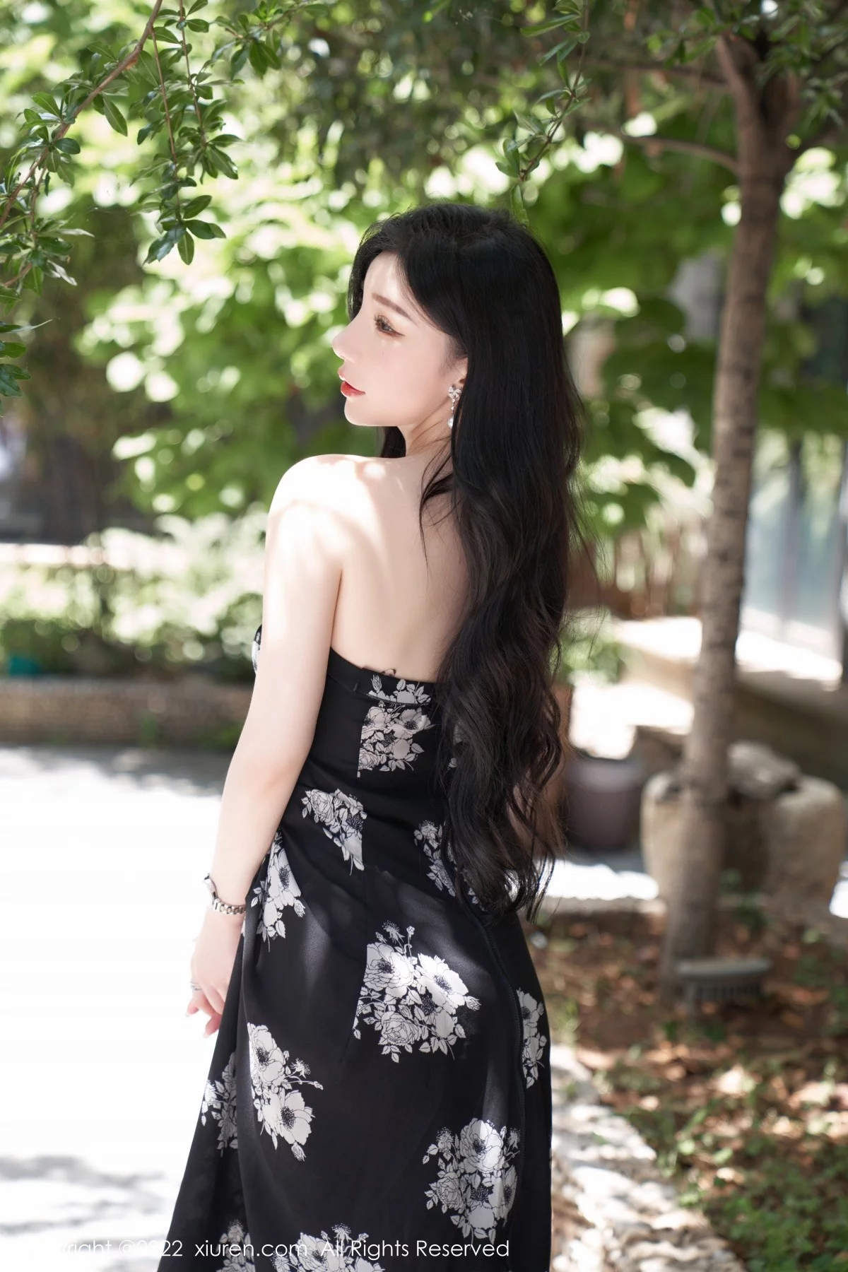 [[XiuRen秀人网]秀人网]No.5307_女神周于希Sally心愿旅拍黑色露肩连衣长裙秀完美身材诱惑写真90P