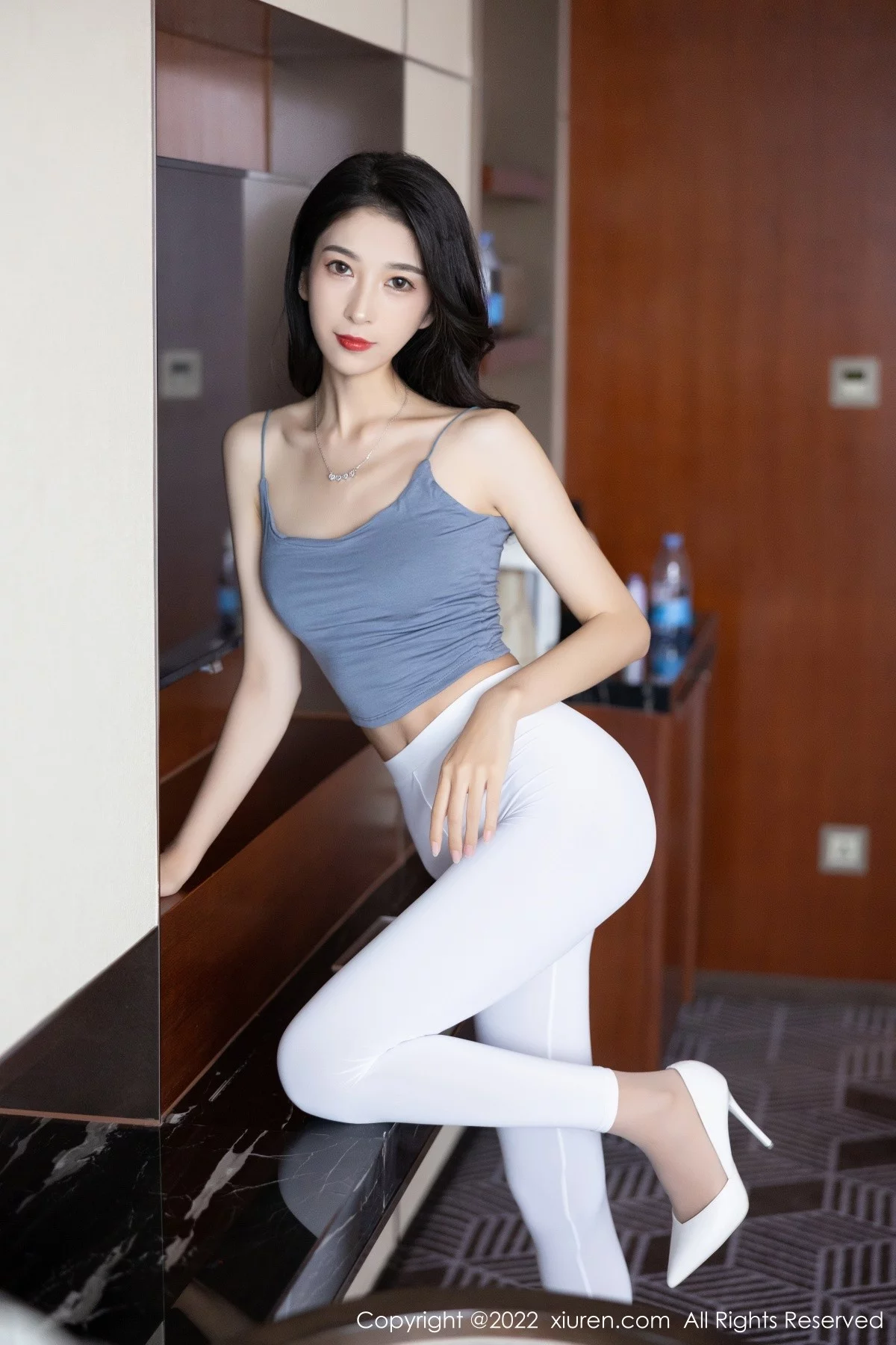 [[XiuRen秀人网]秀人网]No.5351_模特林乐一性感蓝色收身衣配轻透白色长裤秀苗条身材诱惑写真76P