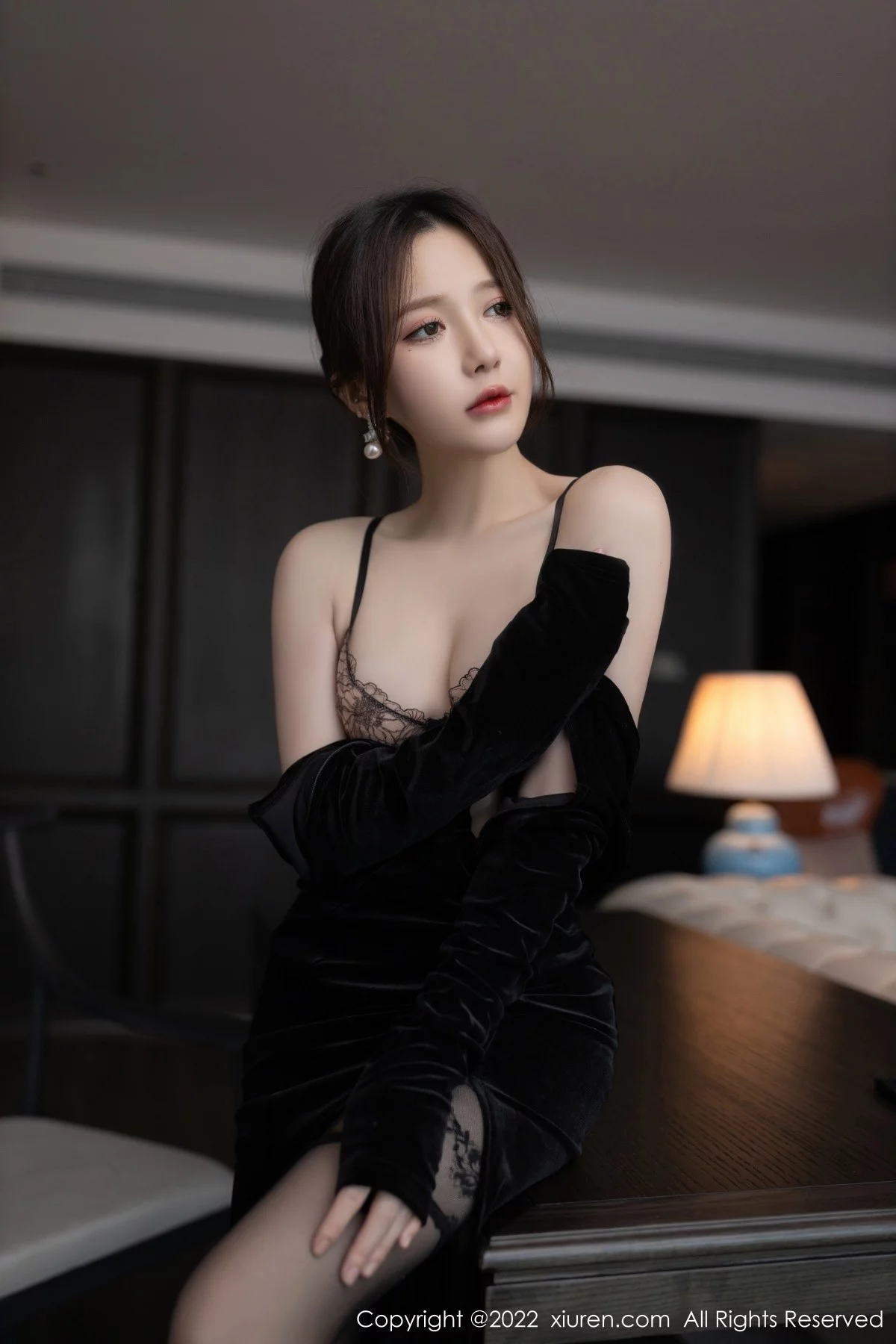 [[XiuRen秀人网]秀人网]No.5362_模特鱼子酱Fish云南旅拍脱黑色露肩礼裙露蕾丝内衣迷人诱惑写真79P