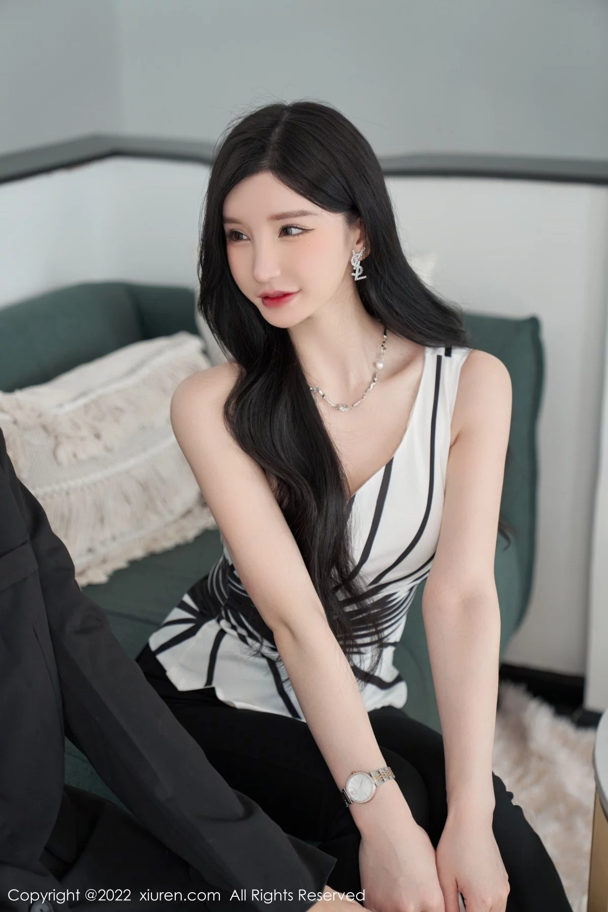 [[XiuRen秀人网]秀人网]No.5361_女神周于希Sally心愿旅拍性感露肩上衣配超薄肉丝完美诱惑写真77P