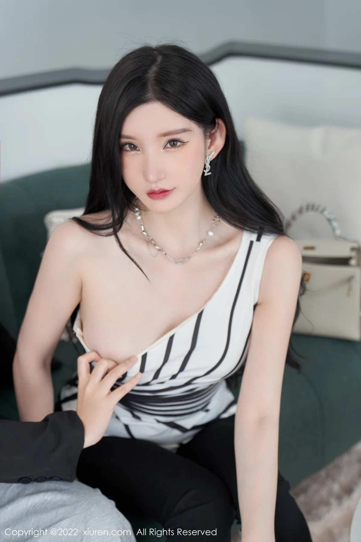 [[XiuRen秀人网]秀人网]No.5361_女神周于希Sally心愿旅拍性感露肩上衣配超薄肉丝完美诱惑写真77P
