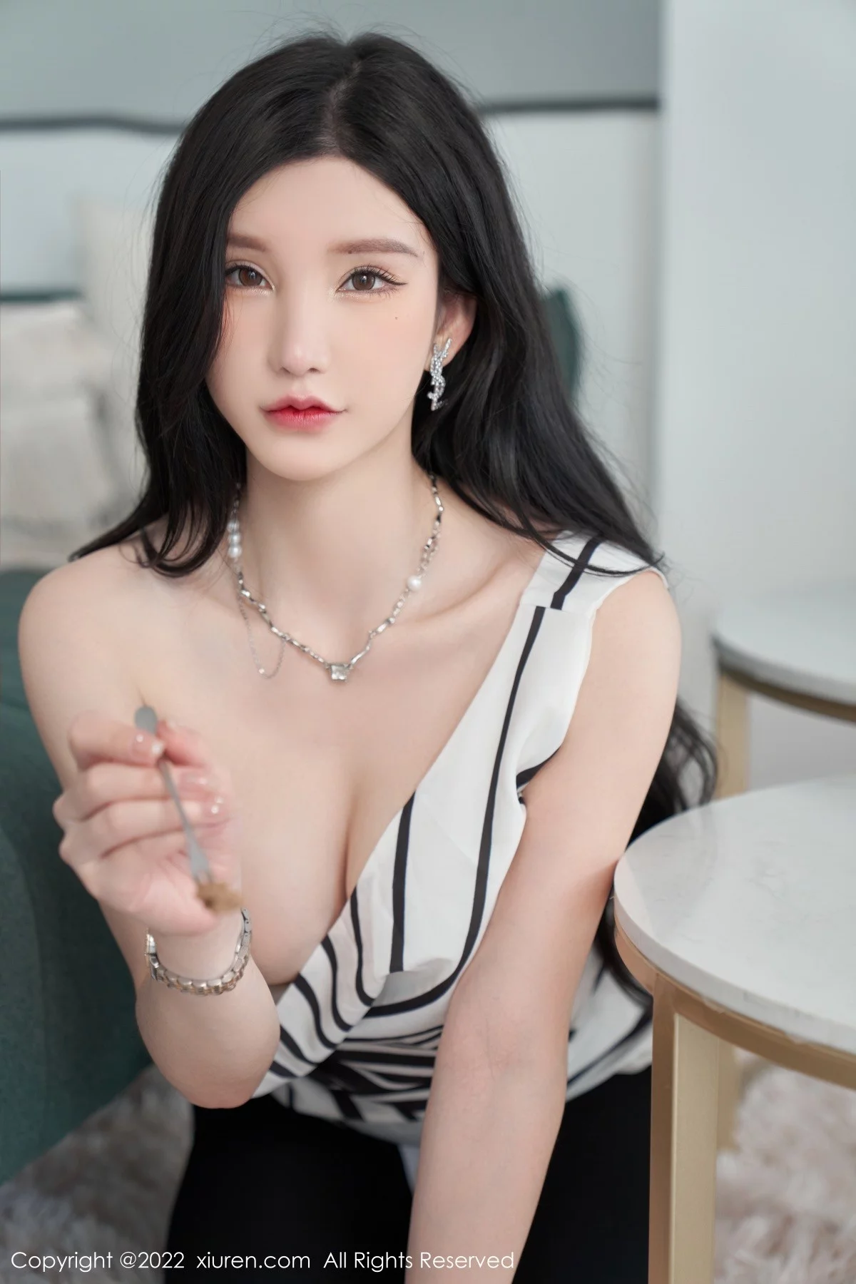 [[XiuRen秀人网]秀人网]No.5361_女神周于希Sally心愿旅拍性感露肩上衣配超薄肉丝完美诱惑写真77P
