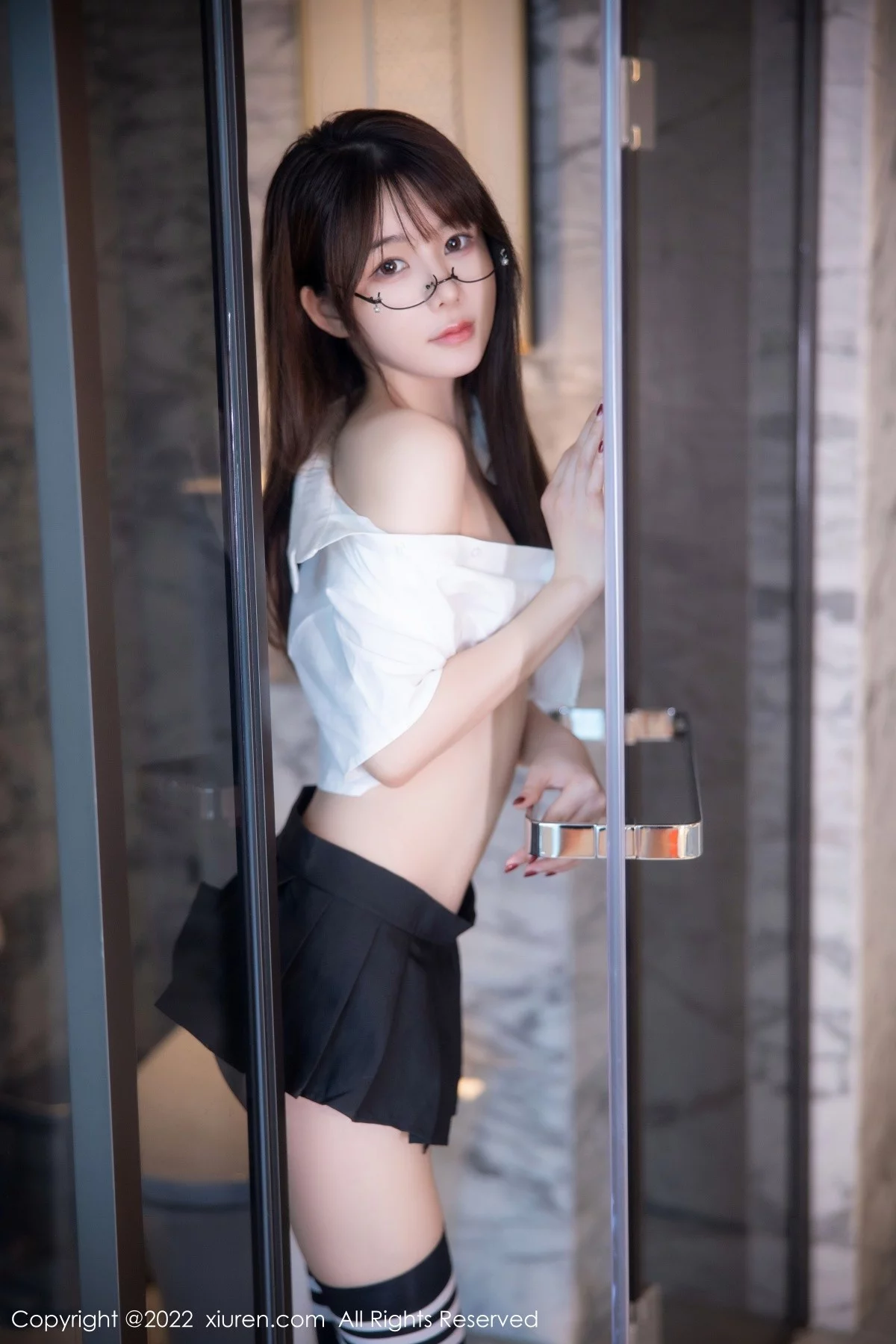 [[XiuRen秀人网]秀人网]No.5365_模特婠婠么性感学妹制服白色短T配黑短裙秀曼妙身姿诱惑写真98P