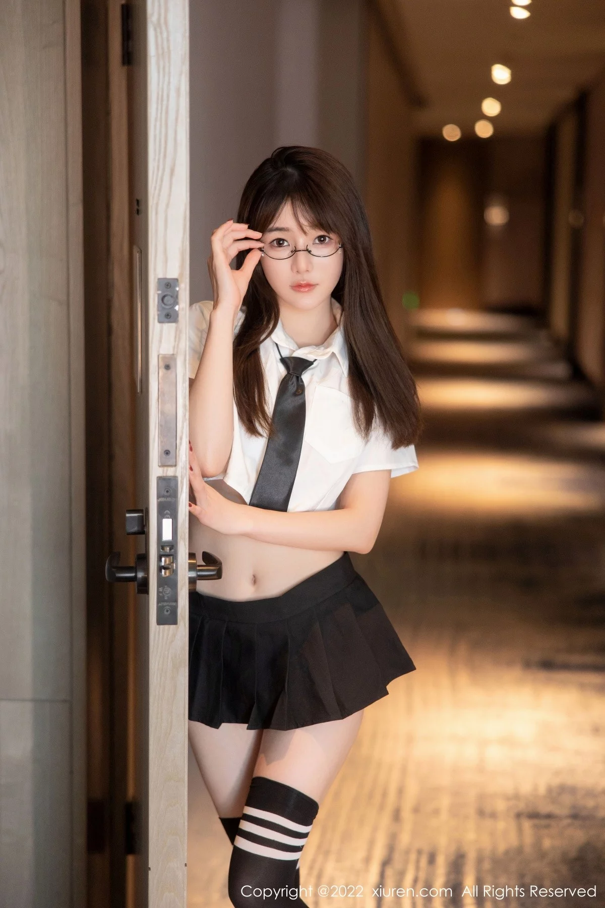 [[XiuRen秀人网]秀人网]No.5365_模特婠婠么性感学妹制服白色短T配黑短裙秀曼妙身姿诱惑写真98P