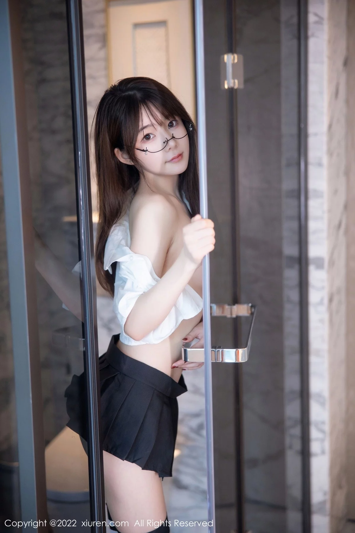 [[XiuRen秀人网]秀人网]No.5365_模特婠婠么性感学妹制服白色短T配黑短裙秀曼妙身姿诱惑写真98P
