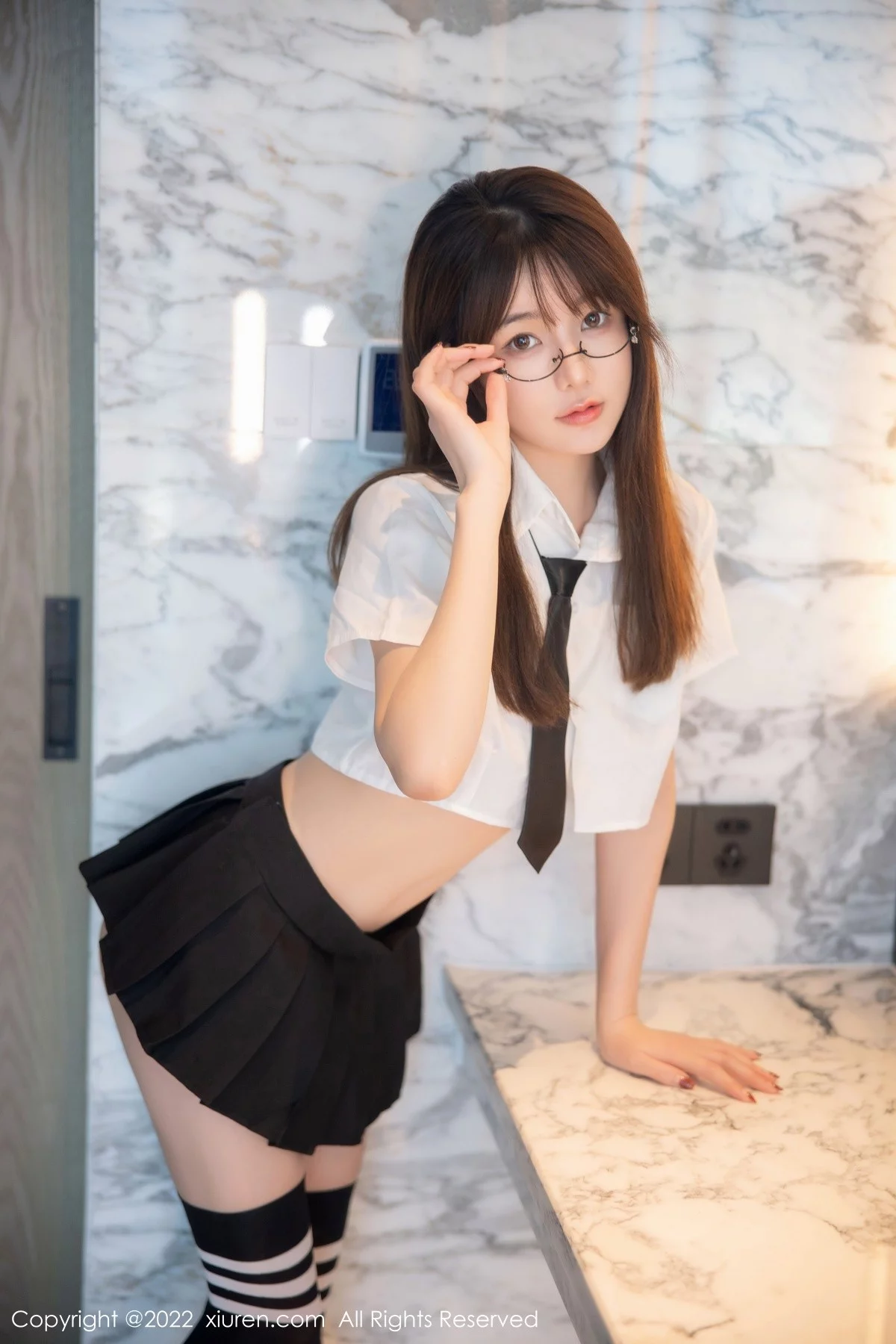 [[XiuRen秀人网]秀人网]No.5365_模特婠婠么性感学妹制服白色短T配黑短裙秀曼妙身姿诱惑写真98P