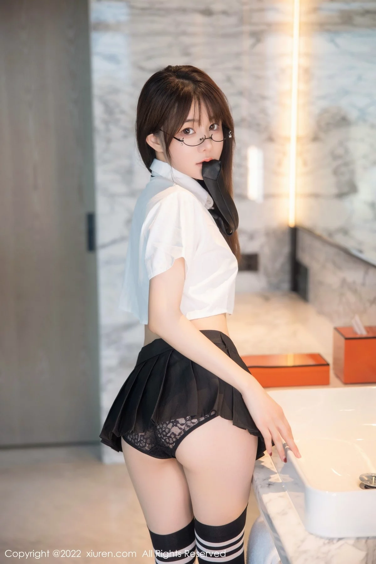 [[XiuRen秀人网]秀人网]No.5365_模特婠婠么性感学妹制服白色短T配黑短裙秀曼妙身姿诱惑写真98P